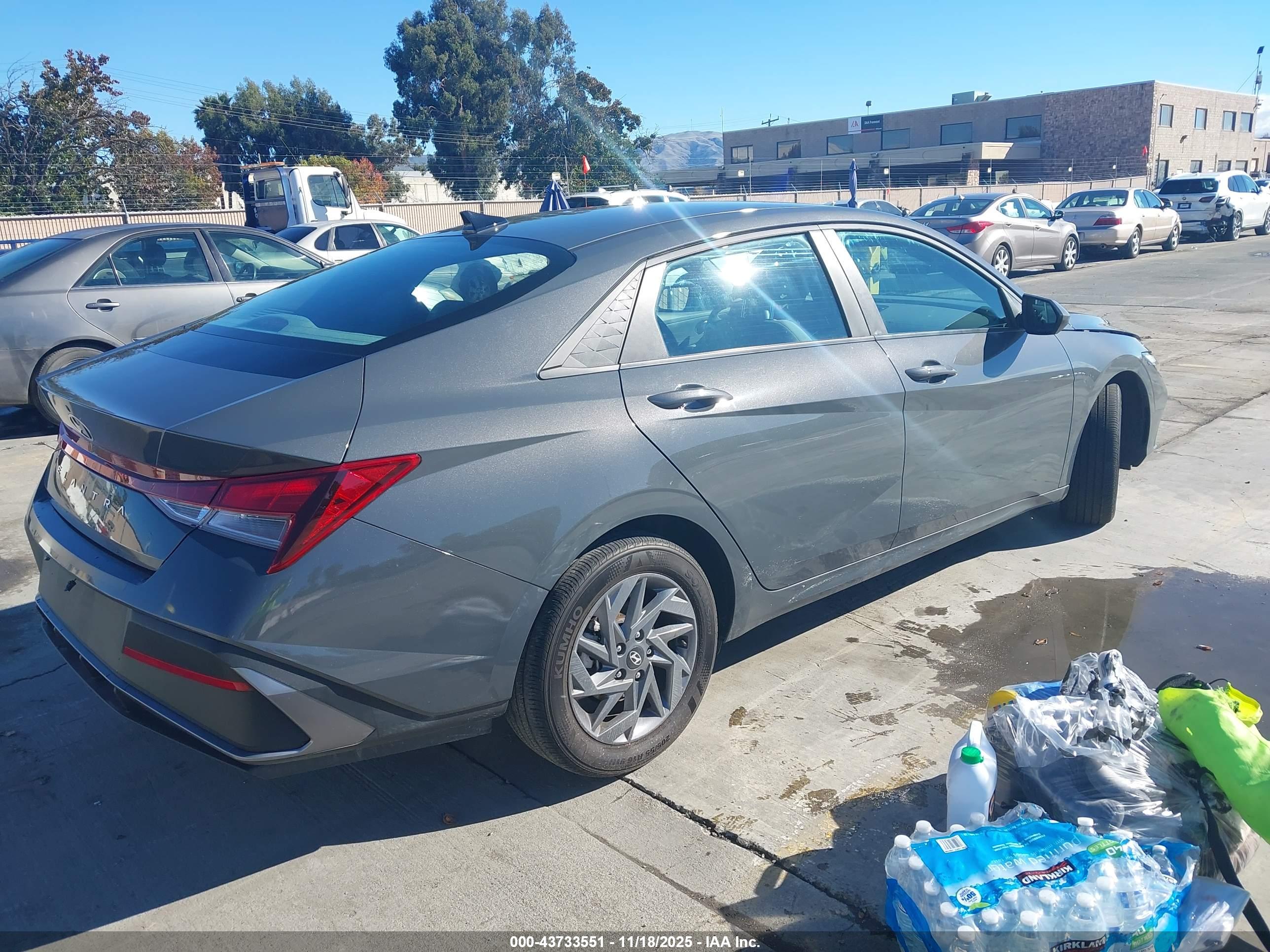 HYUNDAI ELANTRA image 4