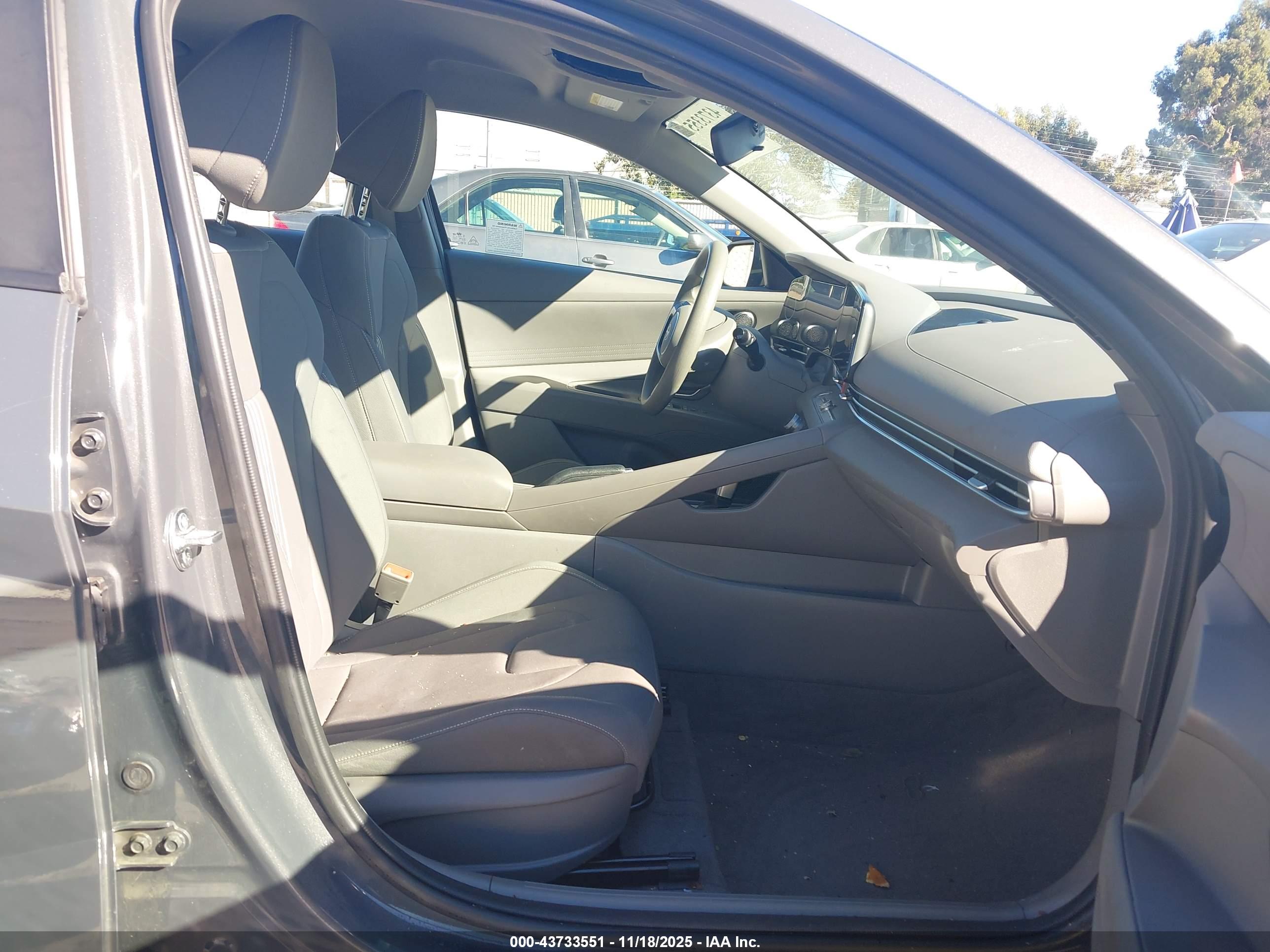 HYUNDAI ELANTRA image 5