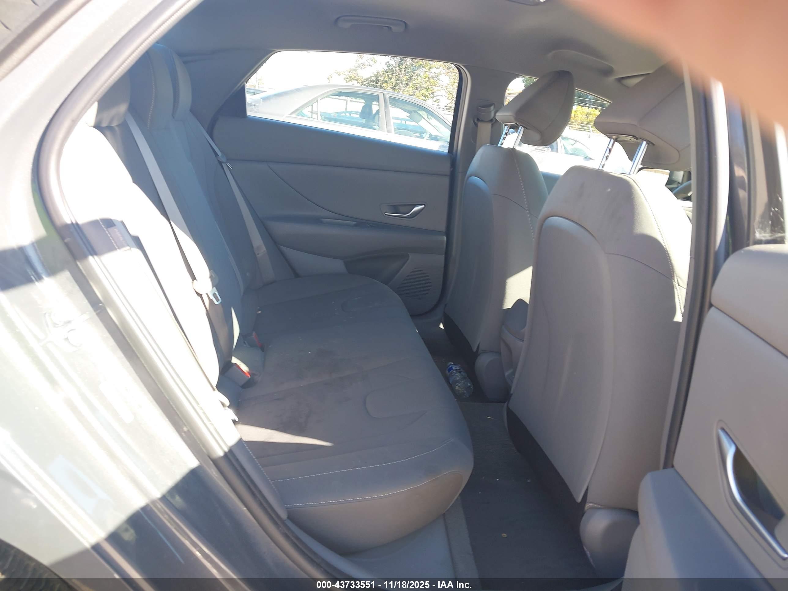 HYUNDAI ELANTRA image 8