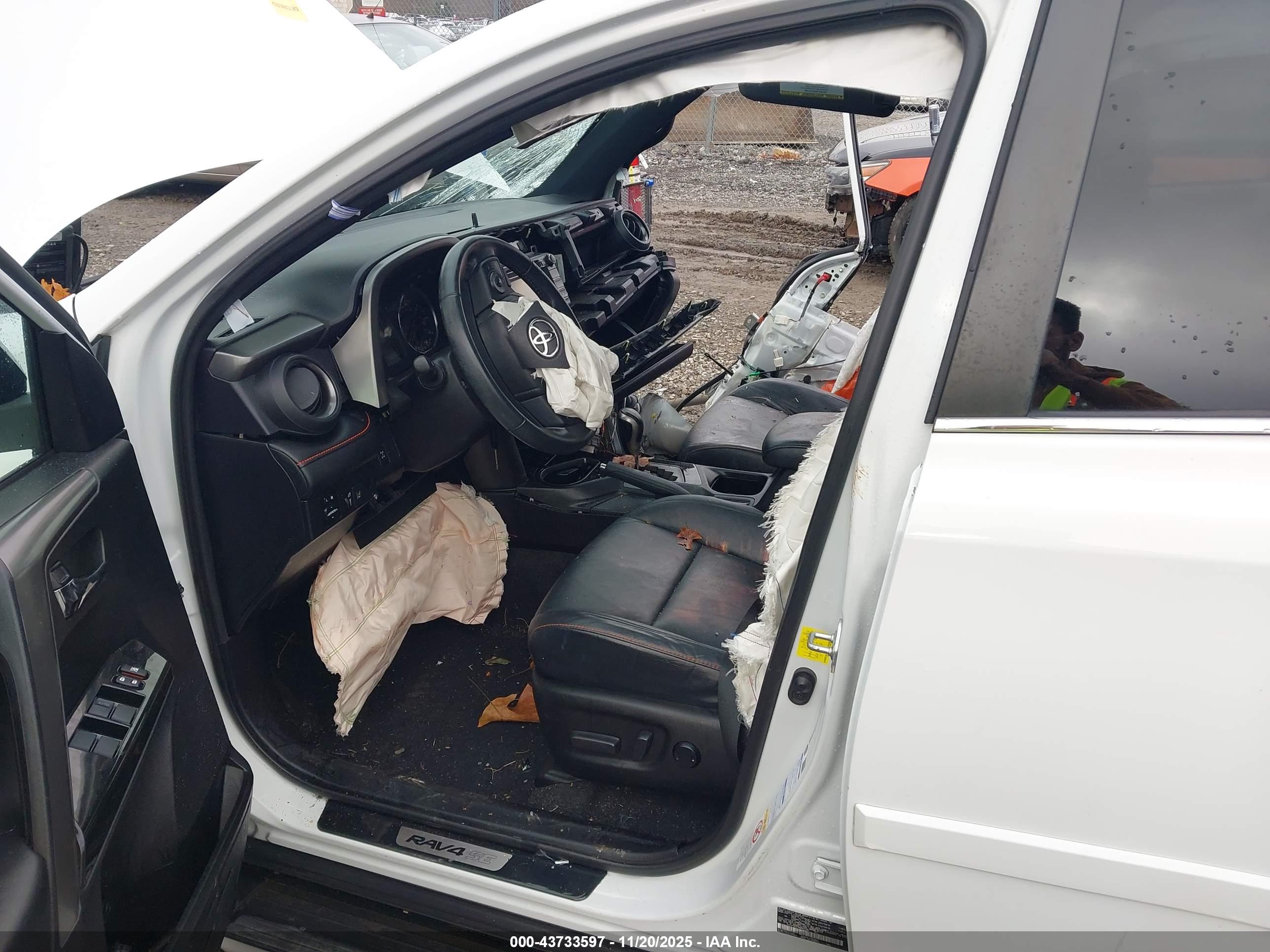 TOYOTA RAV4 image 5