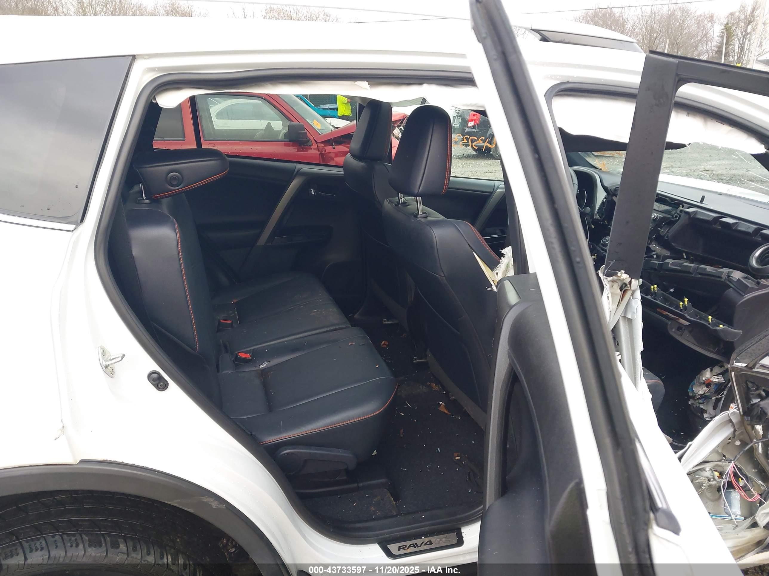 TOYOTA RAV4 image 8