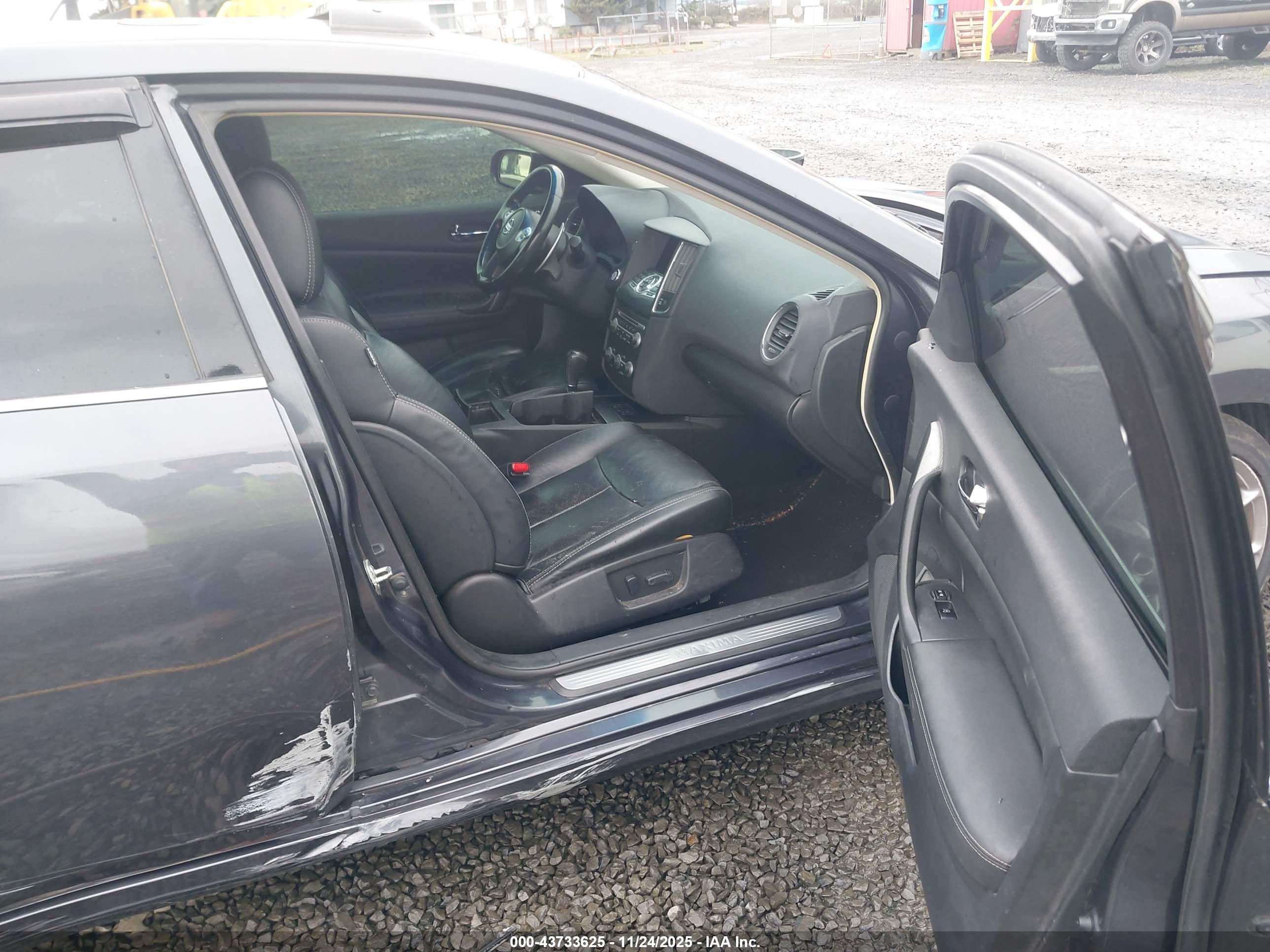 NISSAN MAXIMA image 5