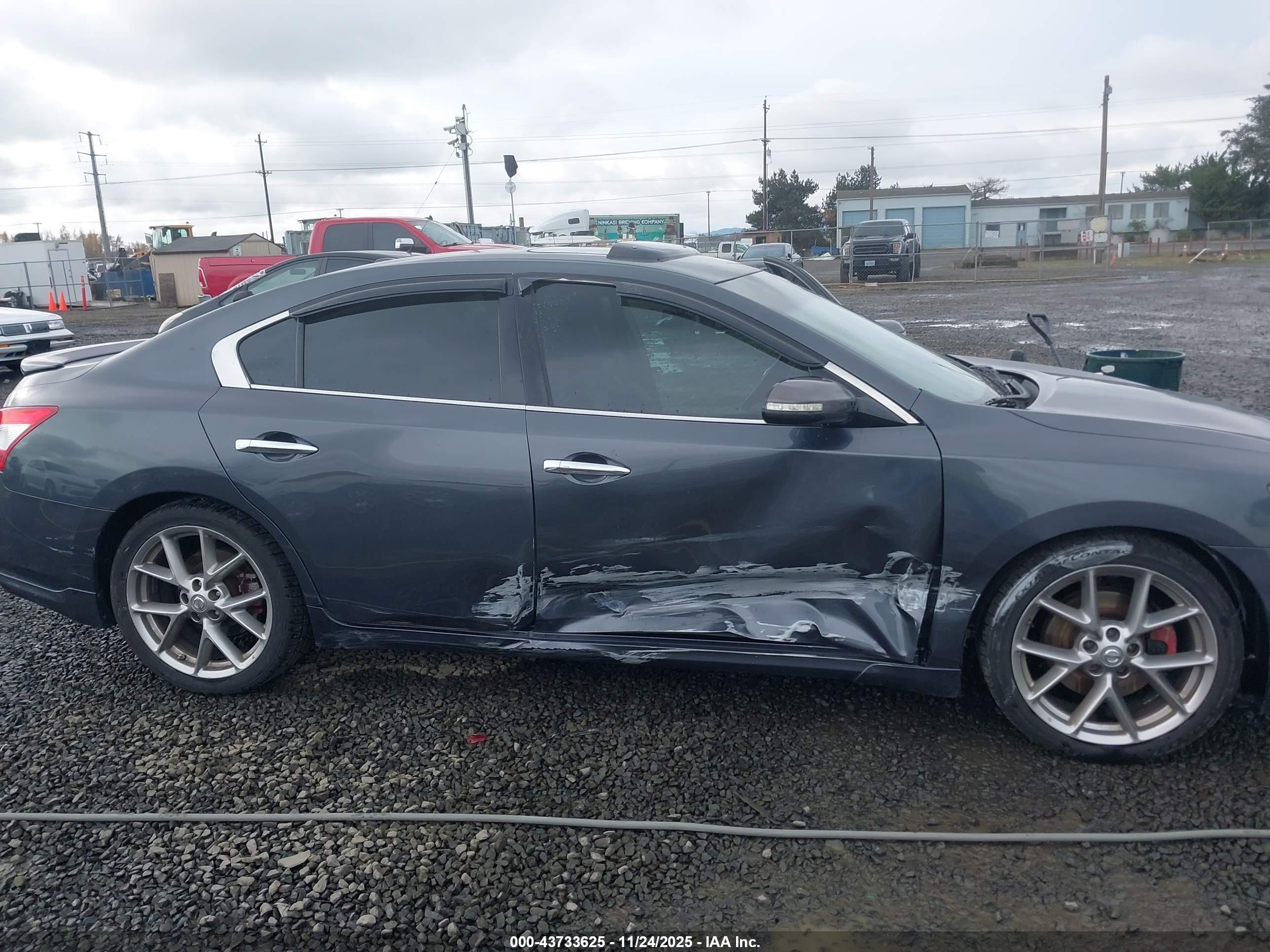 NISSAN MAXIMA image 6