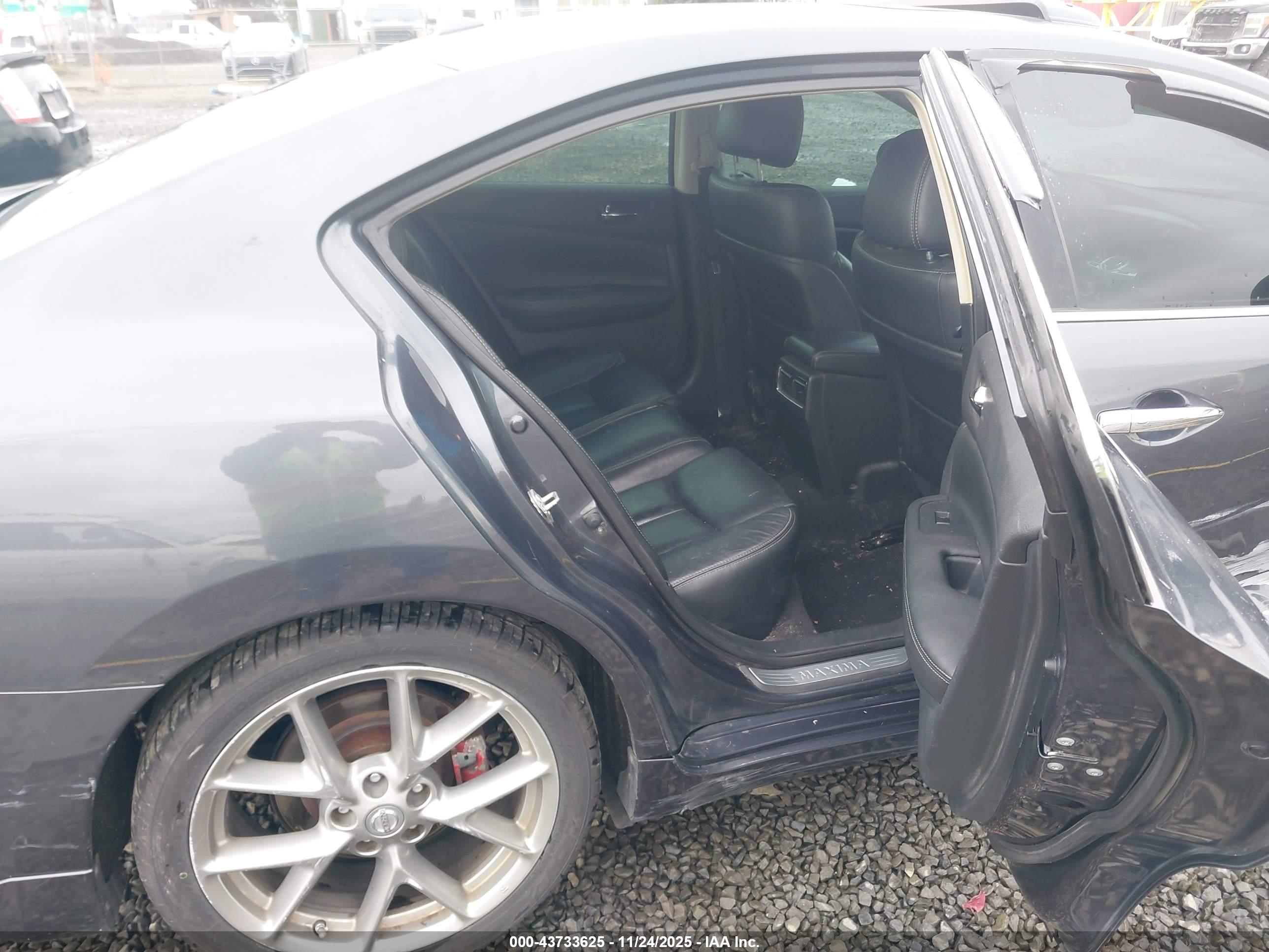 NISSAN MAXIMA image 8