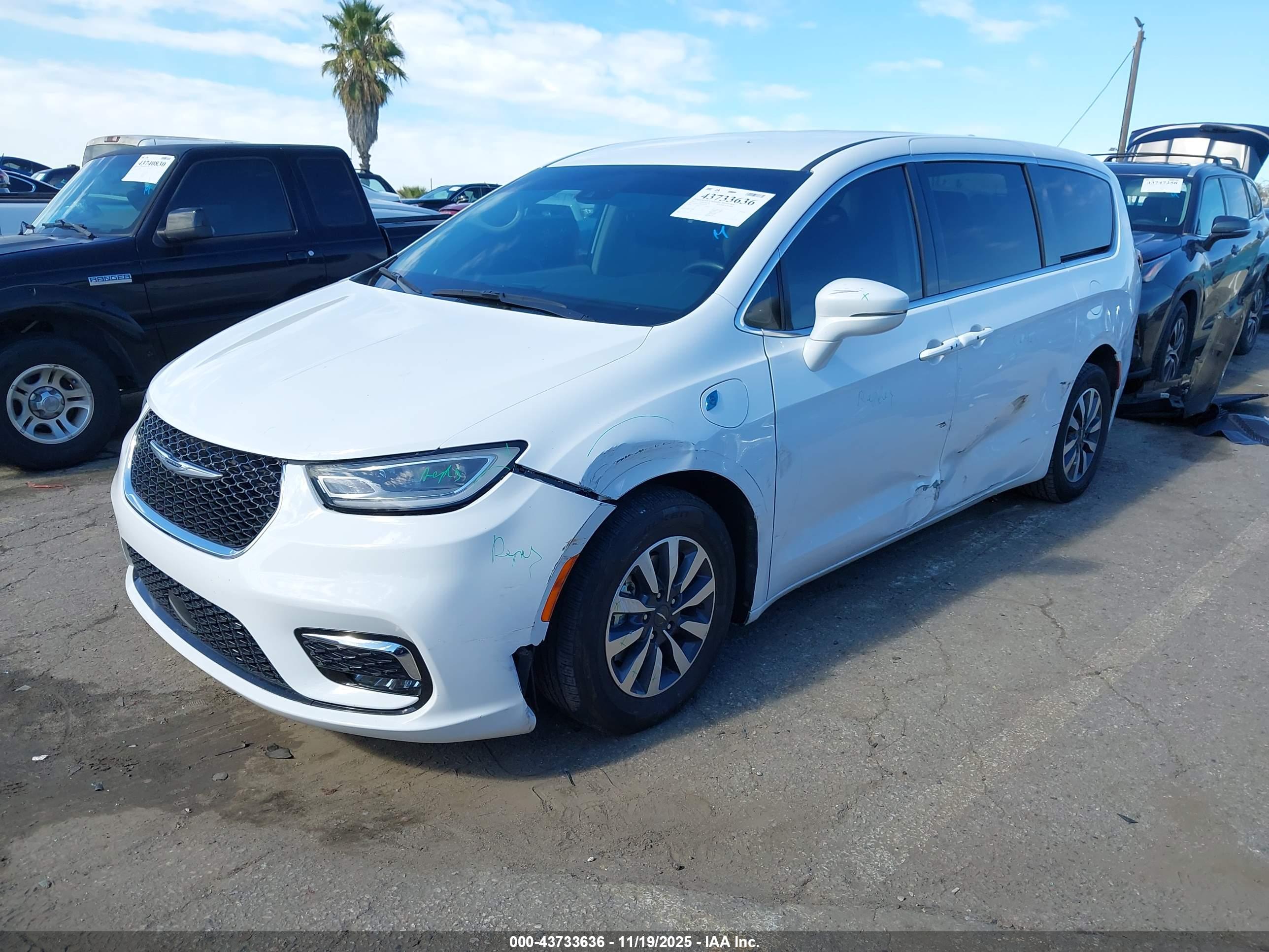 CHRYSLER PACIFICA image 2