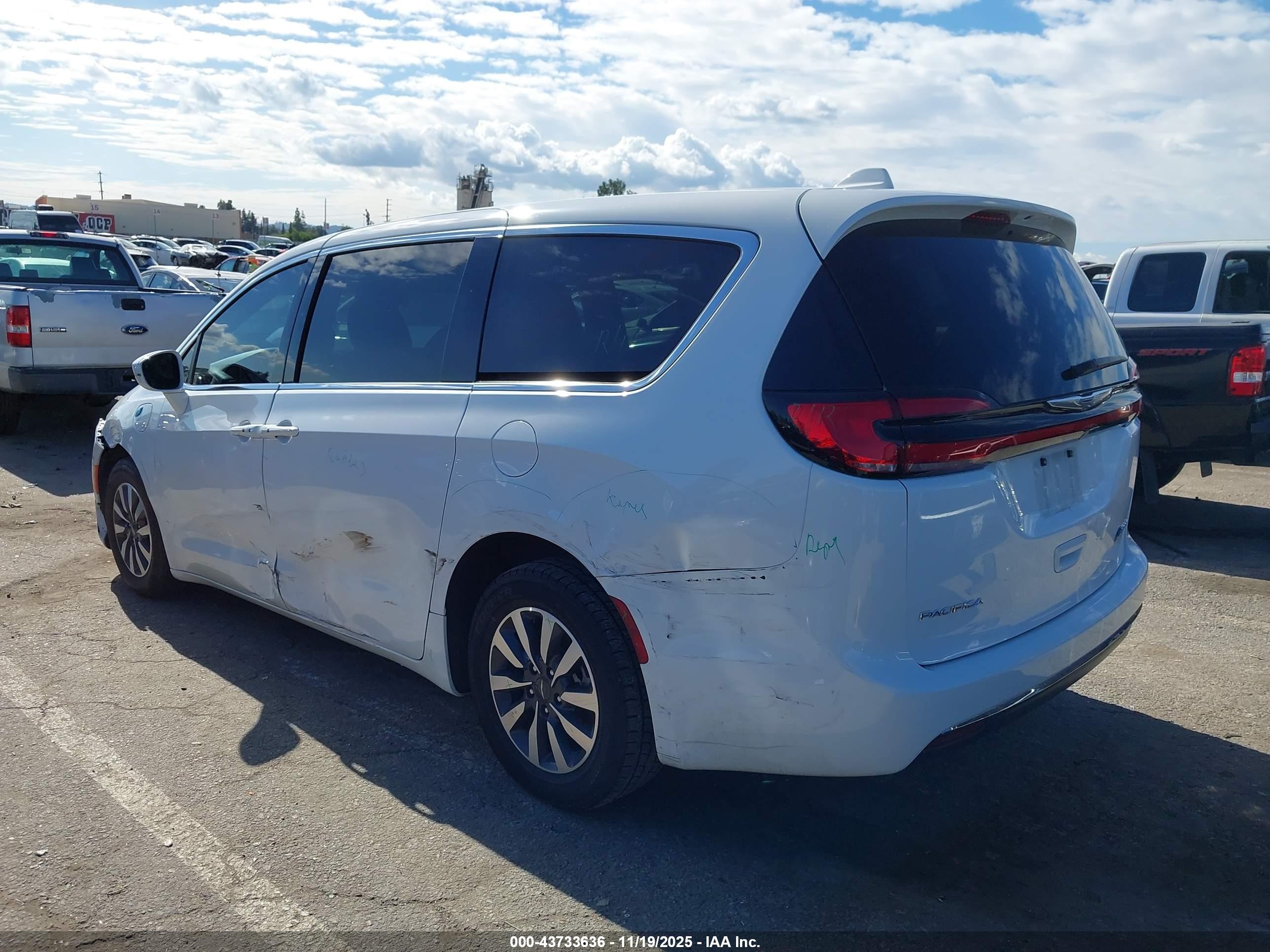 CHRYSLER PACIFICA image 3