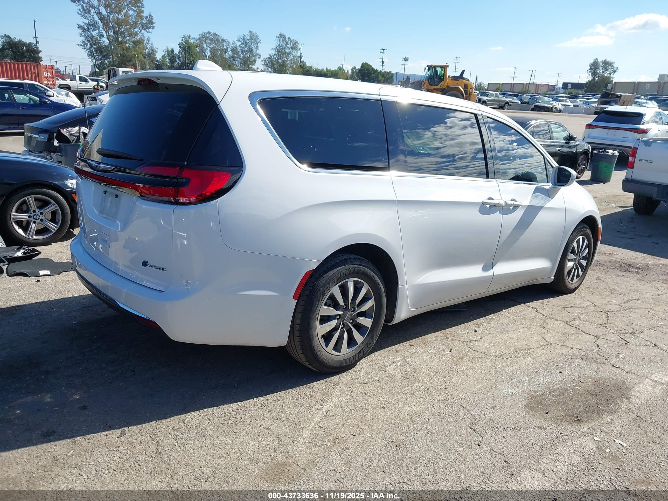 CHRYSLER PACIFICA image 4