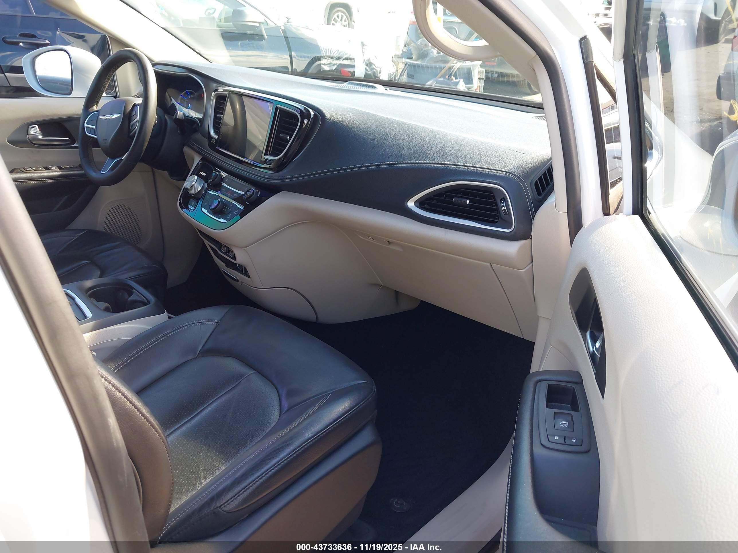 CHRYSLER PACIFICA image 5