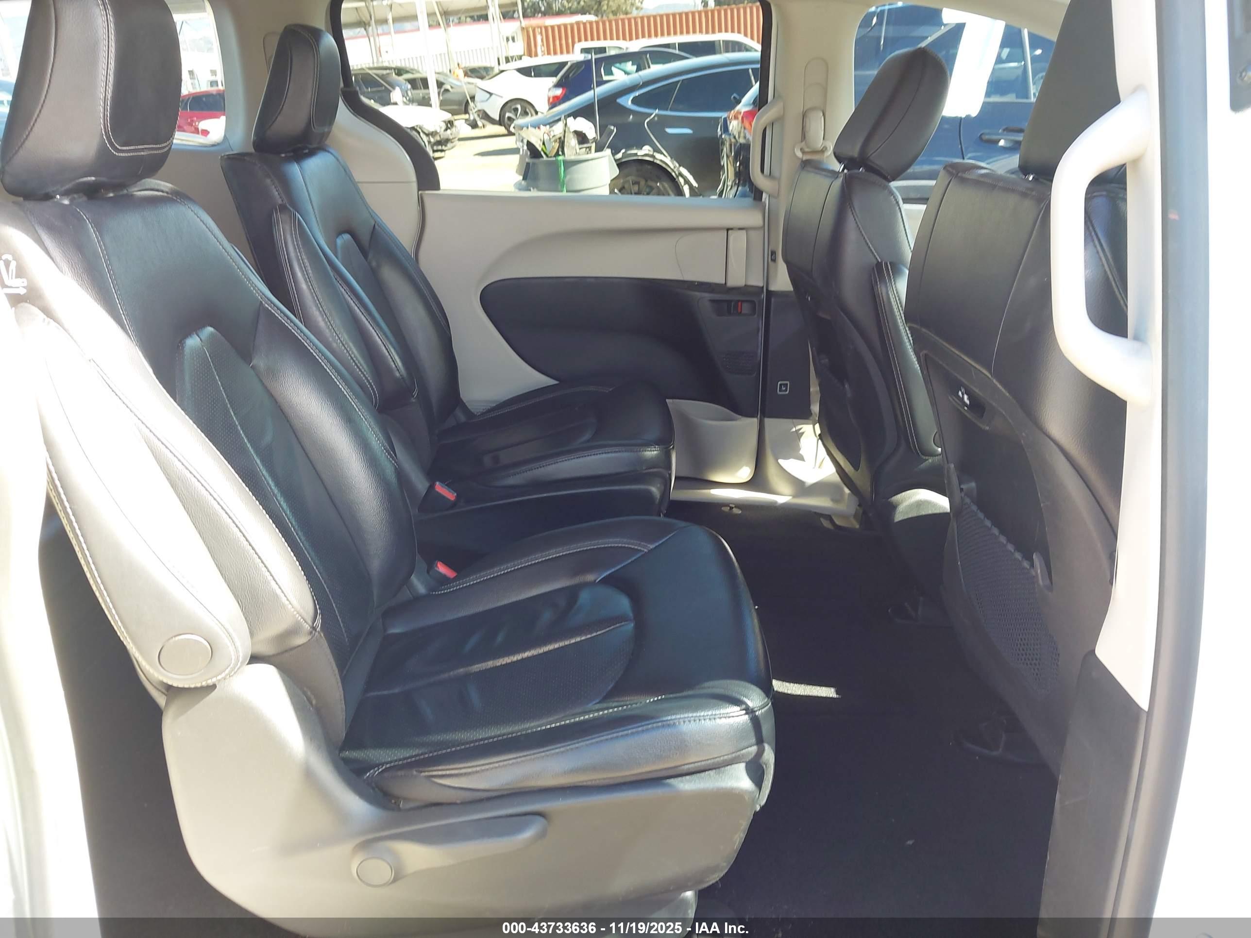 CHRYSLER PACIFICA image 8