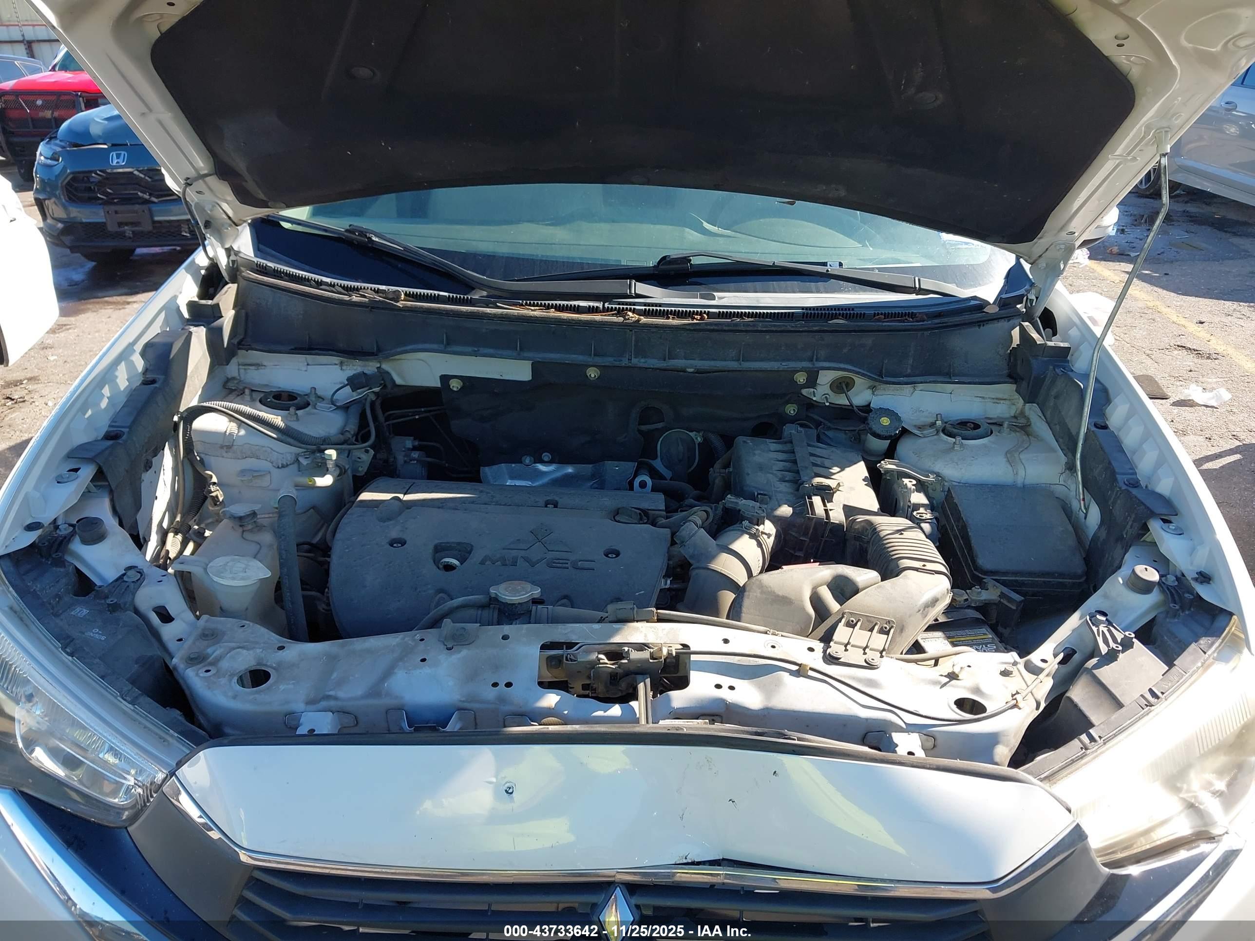 MITSUBISHI OUTLANDER image 10