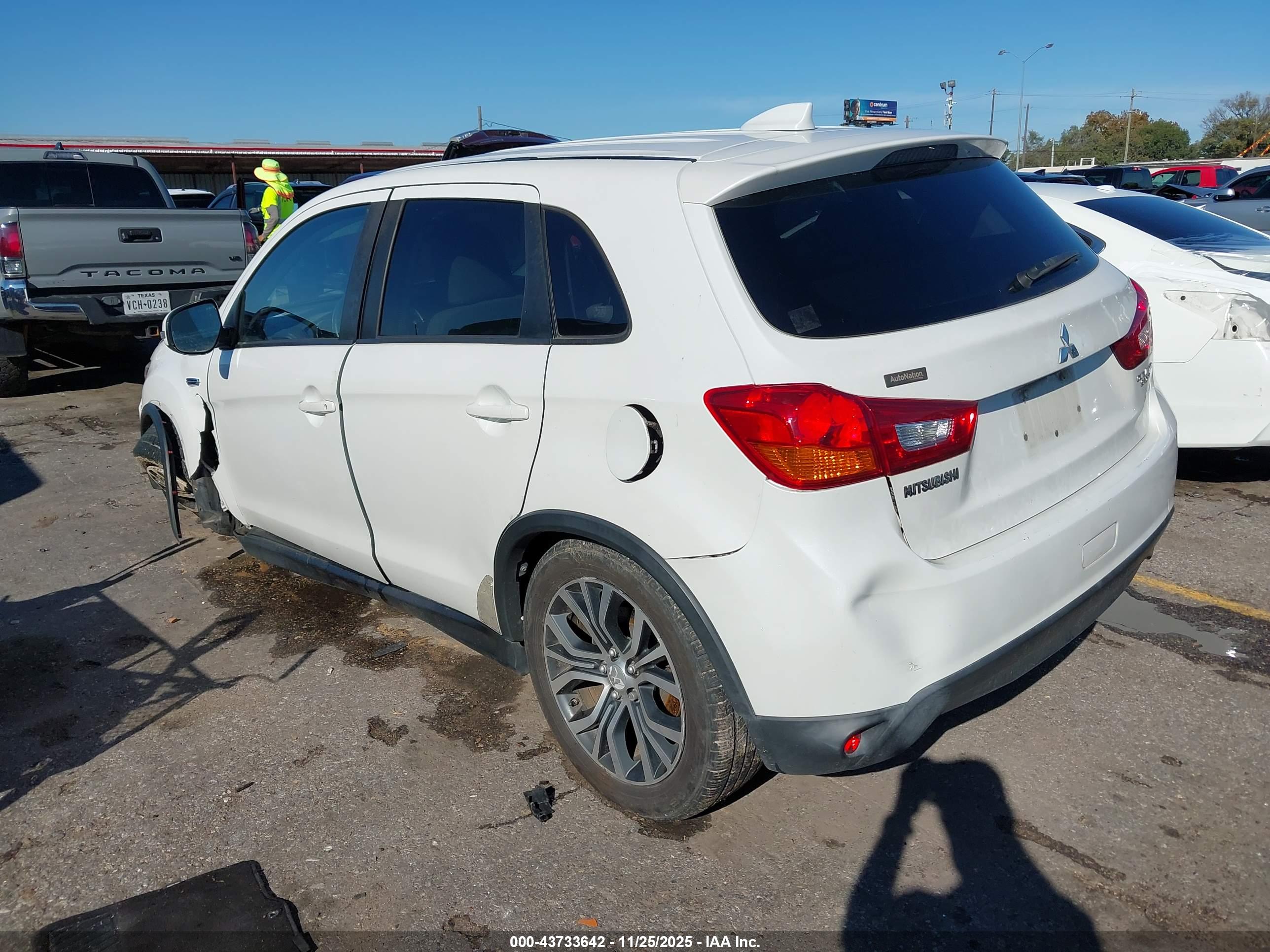 MITSUBISHI OUTLANDER image 3