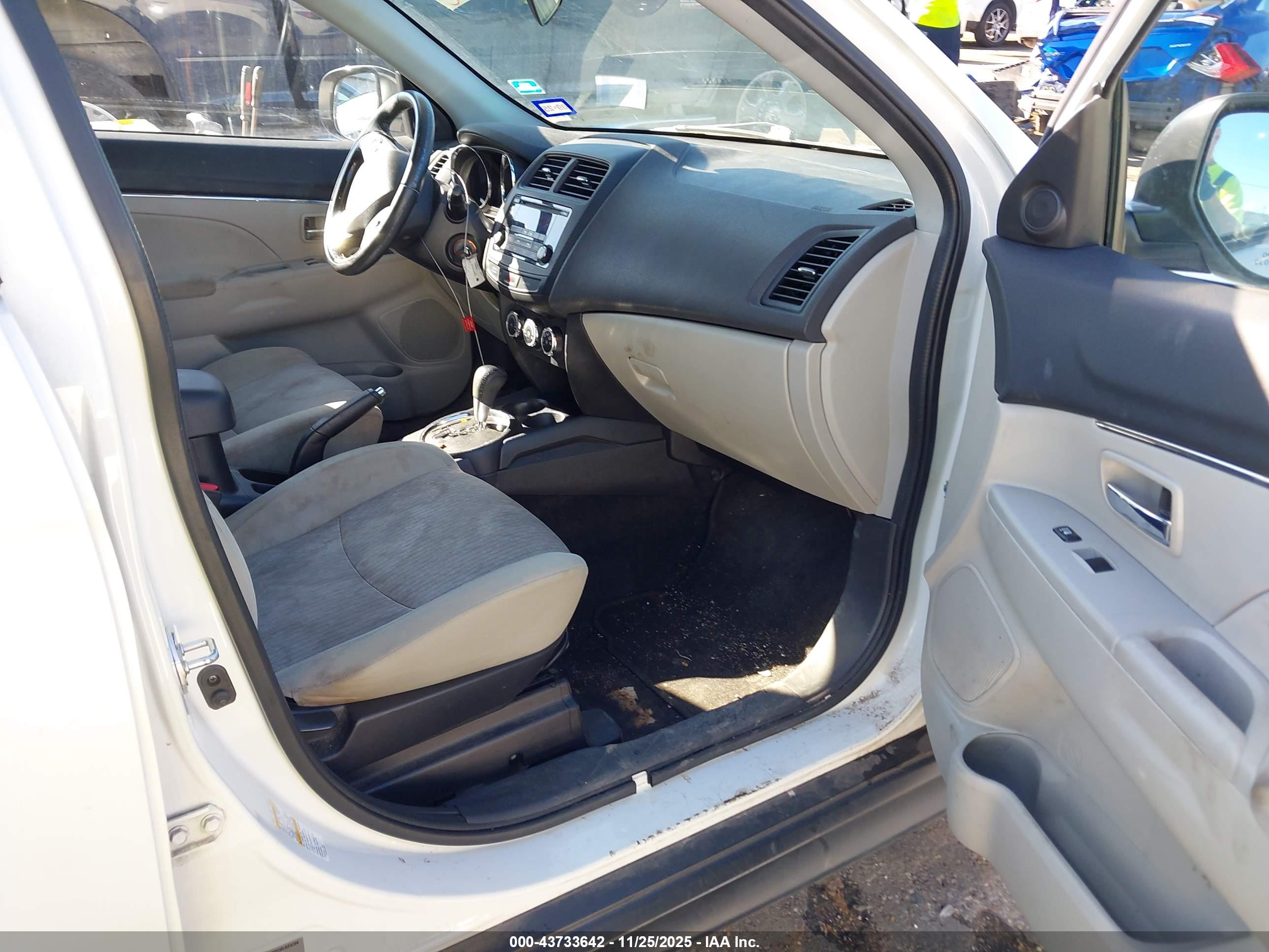 MITSUBISHI OUTLANDER image 5