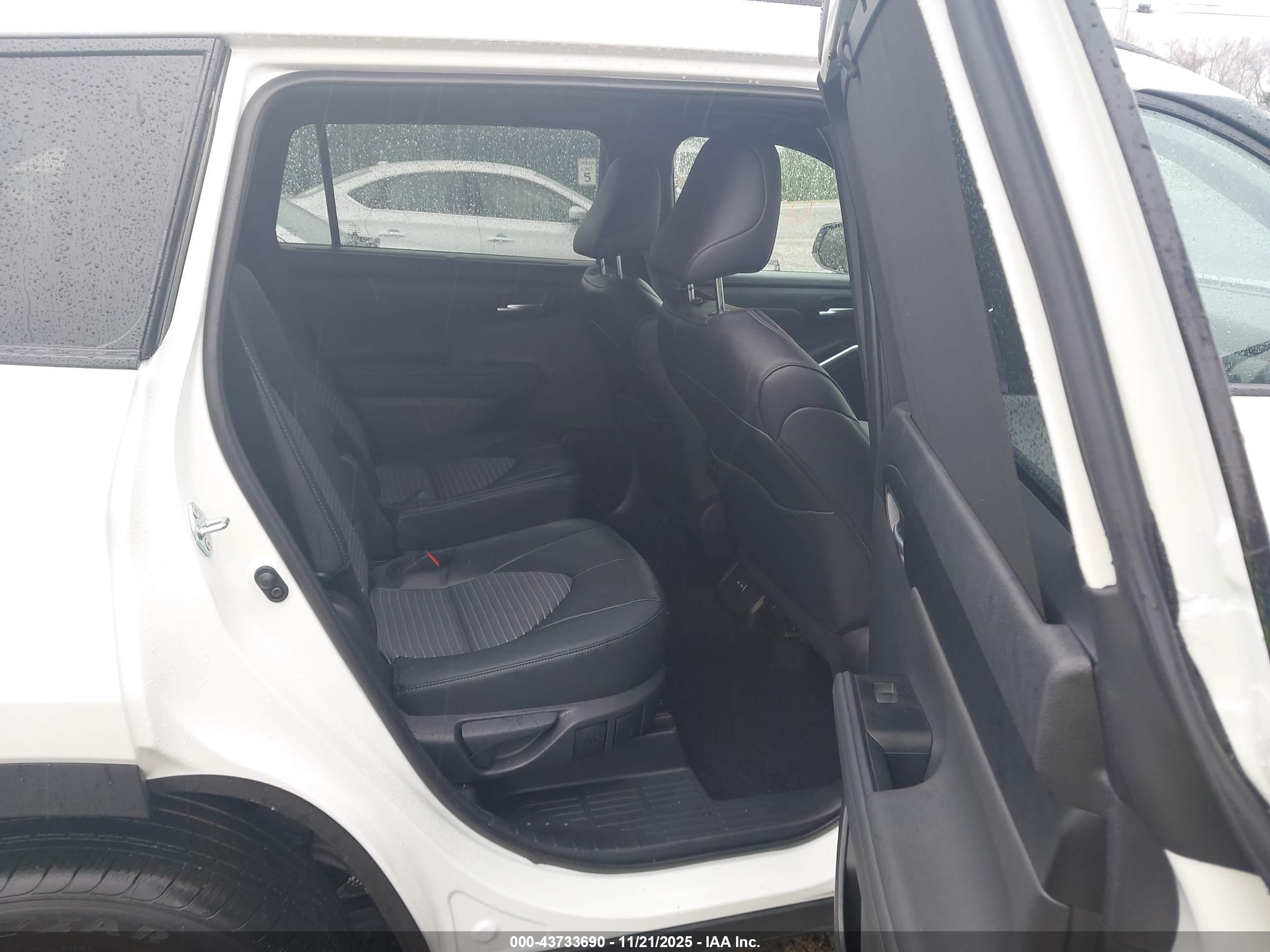 TOYOTA HIGHLANDER image 8