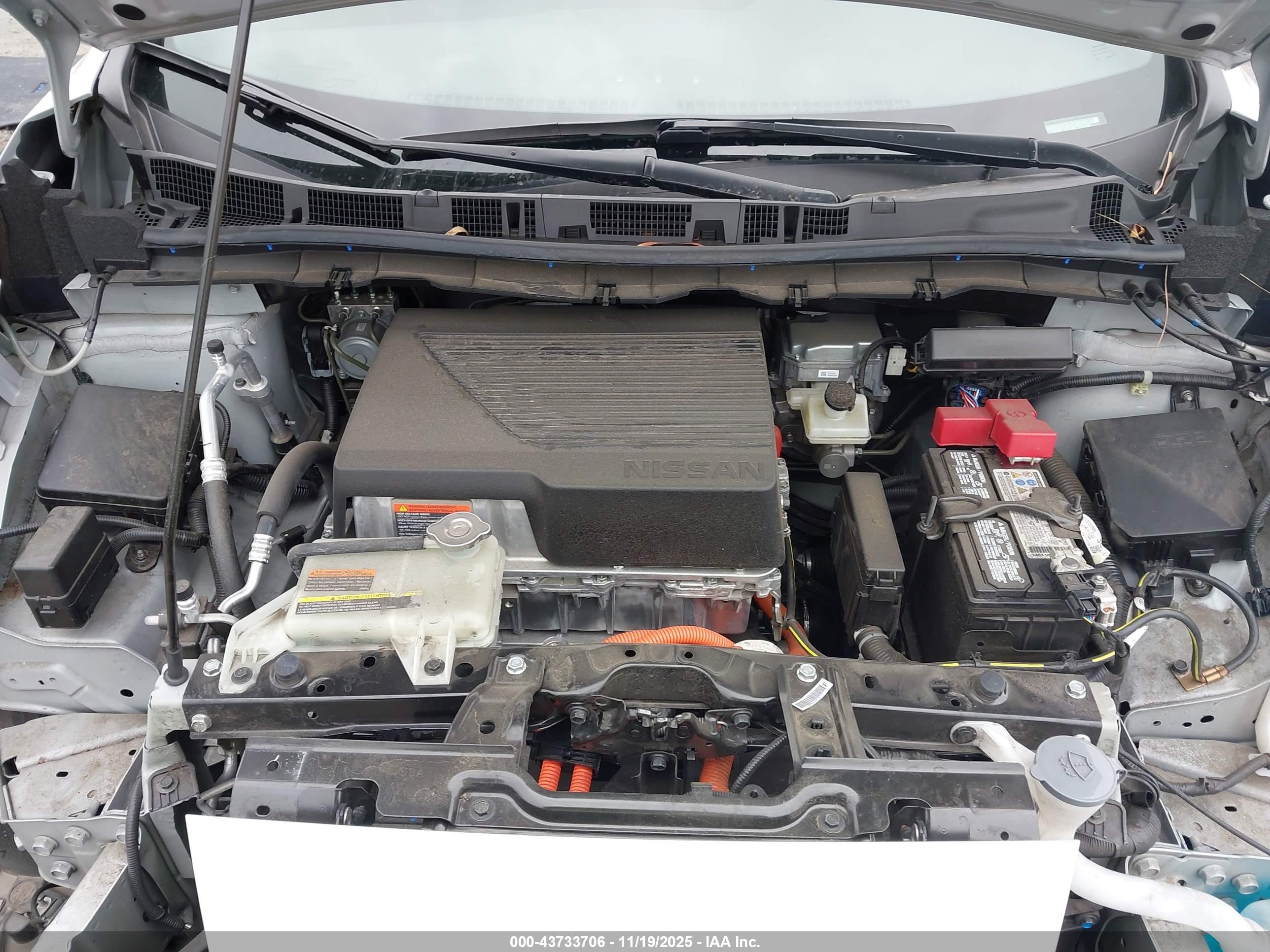 NISSAN LEAF image 10