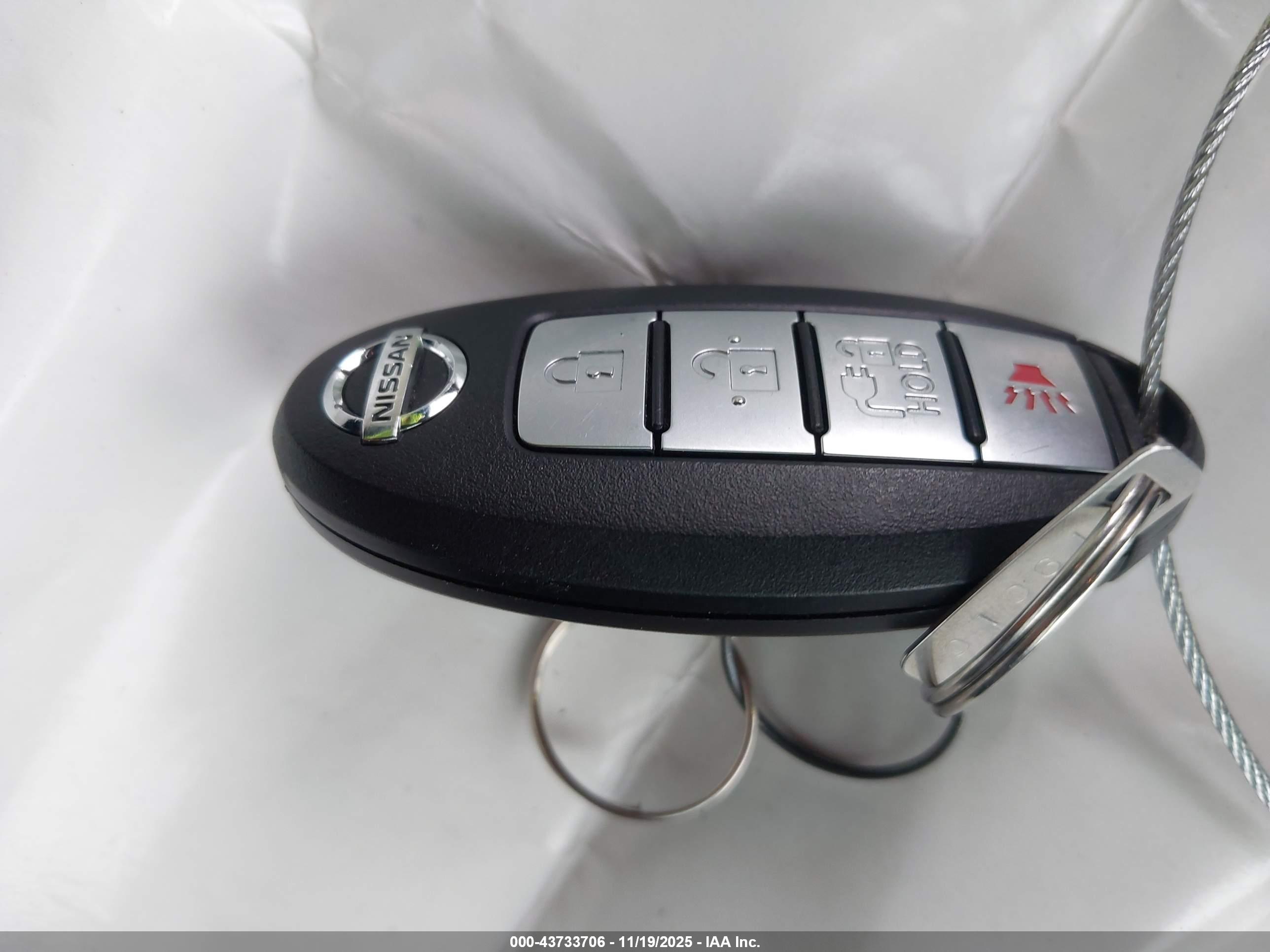 NISSAN LEAF image 11