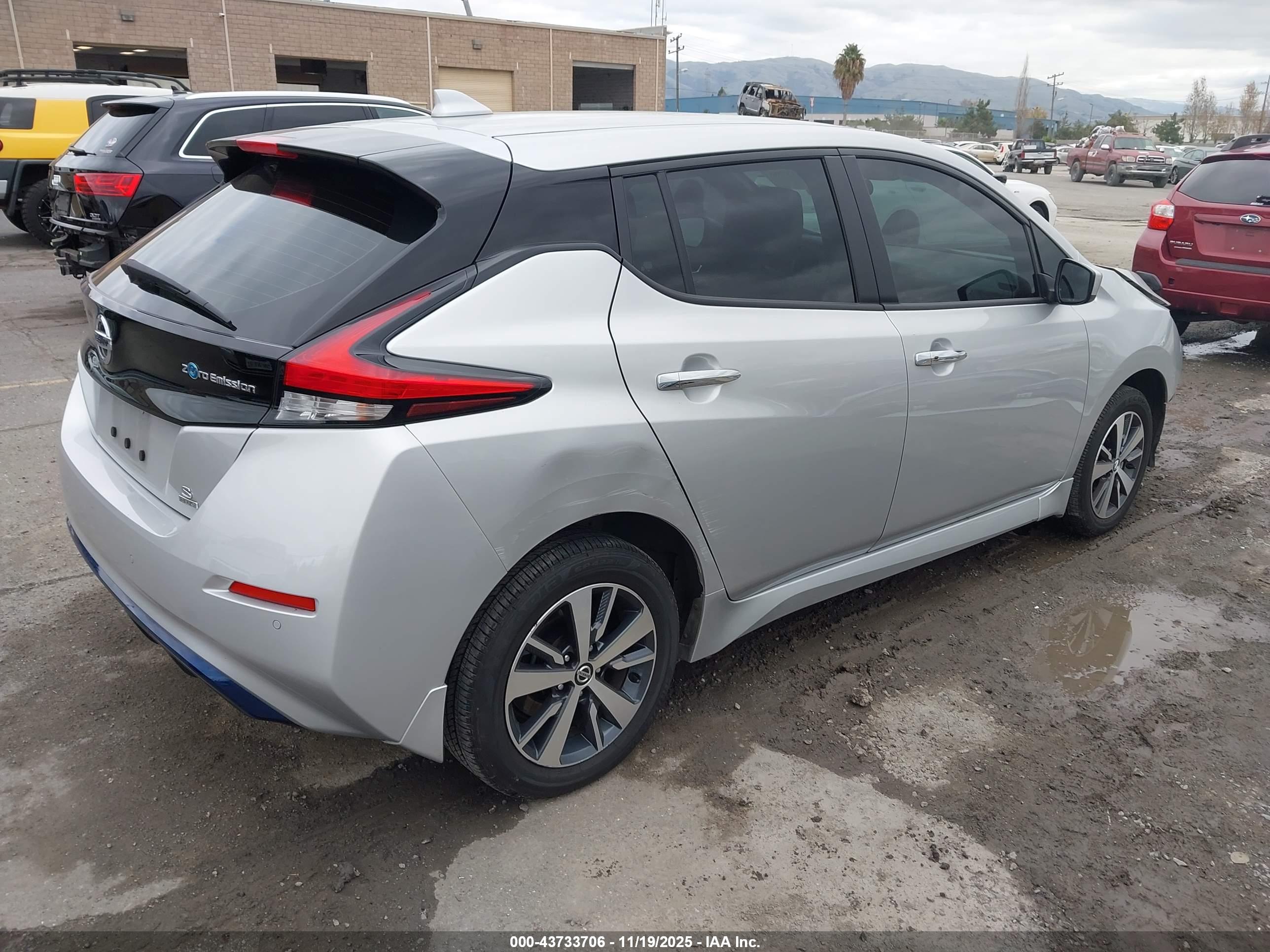 NISSAN LEAF image 4