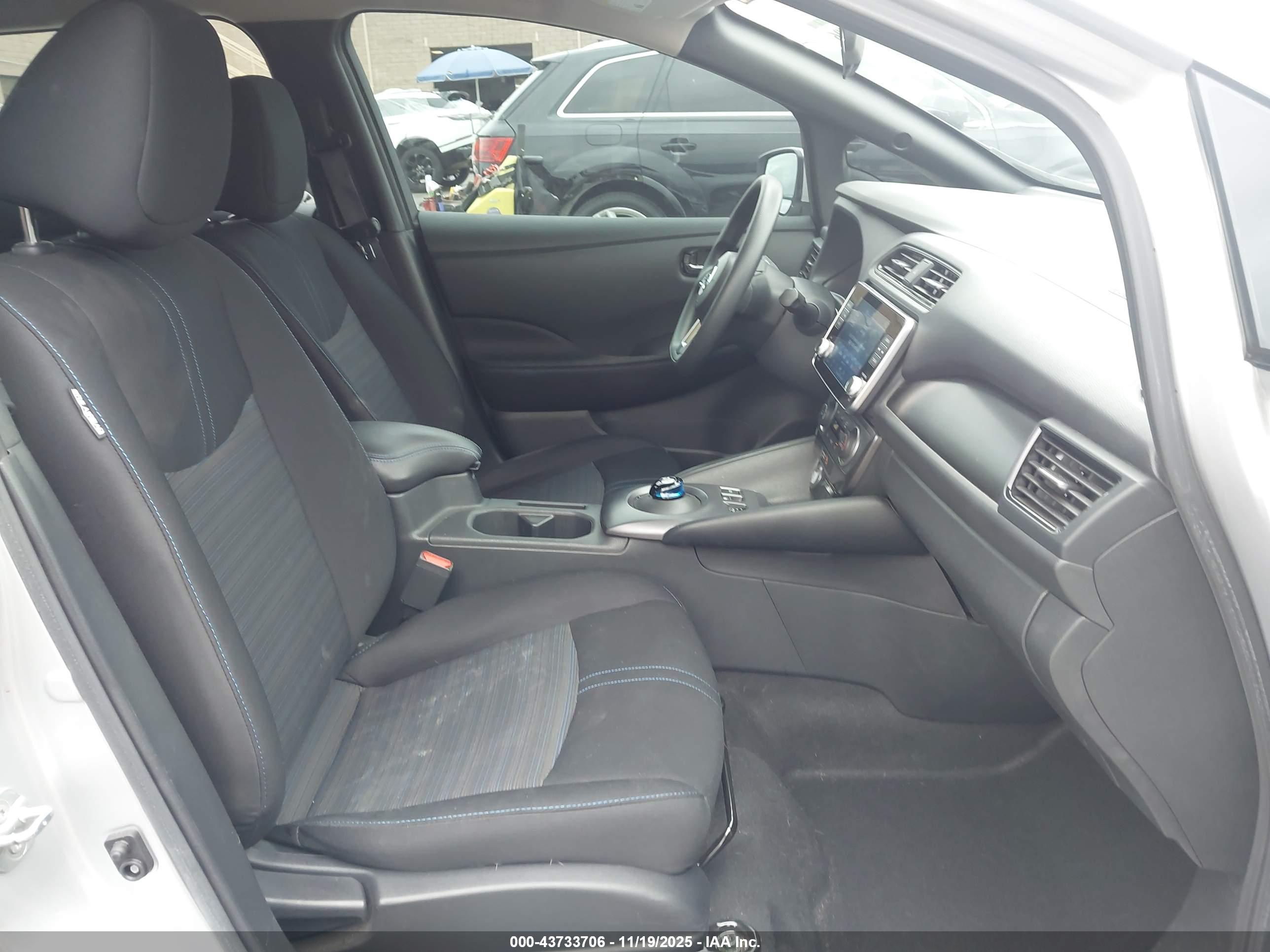 NISSAN LEAF image 5