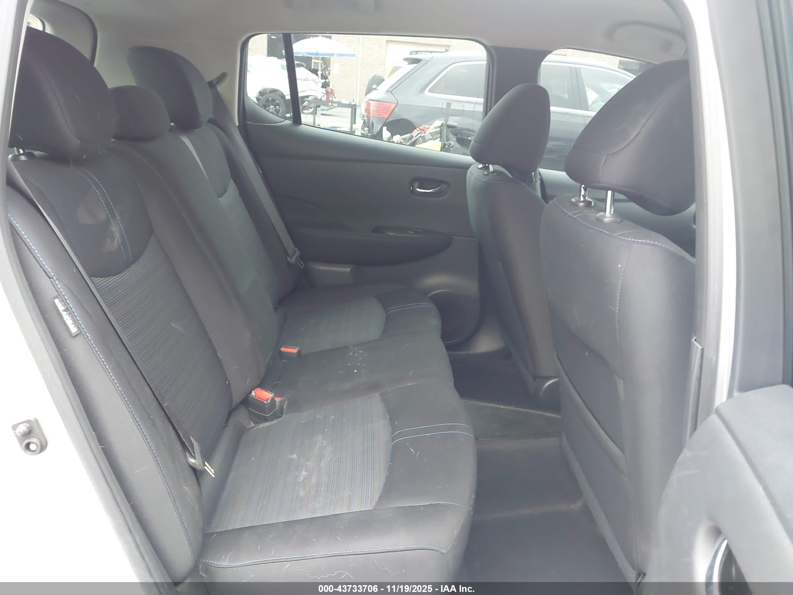 NISSAN LEAF image 8