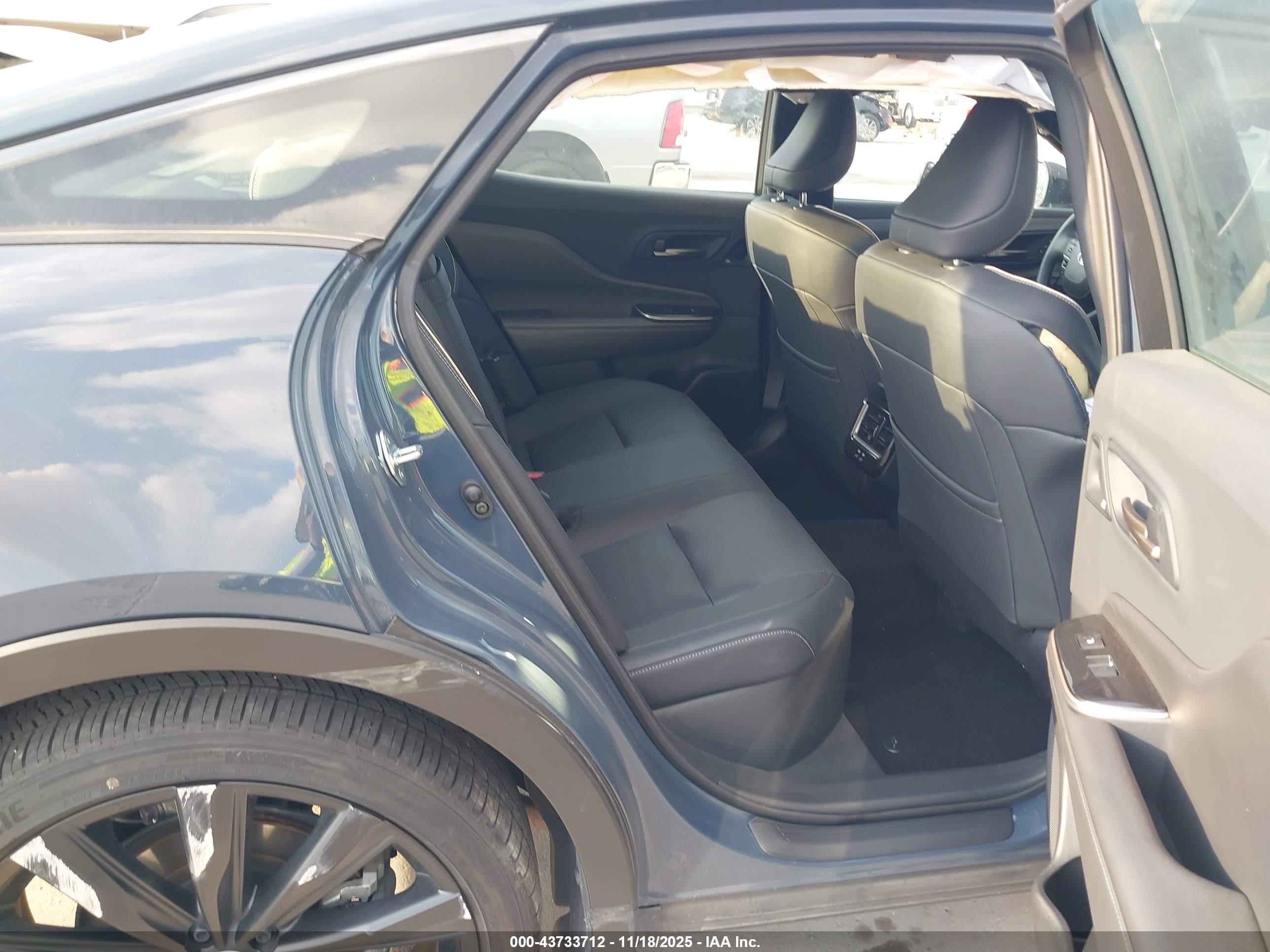 TOYOTA CROWN image 8