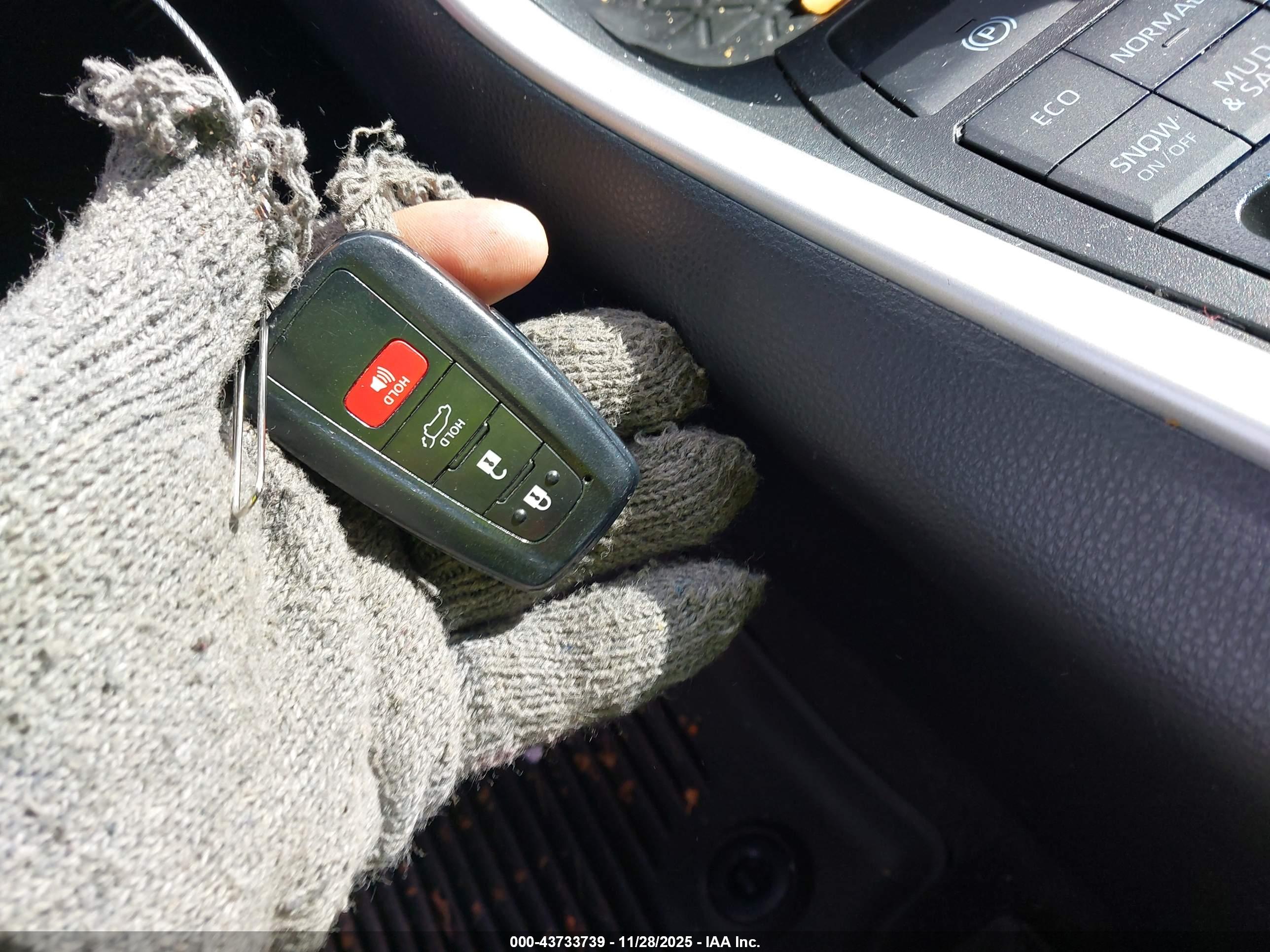 TOYOTA RAV4 image 11