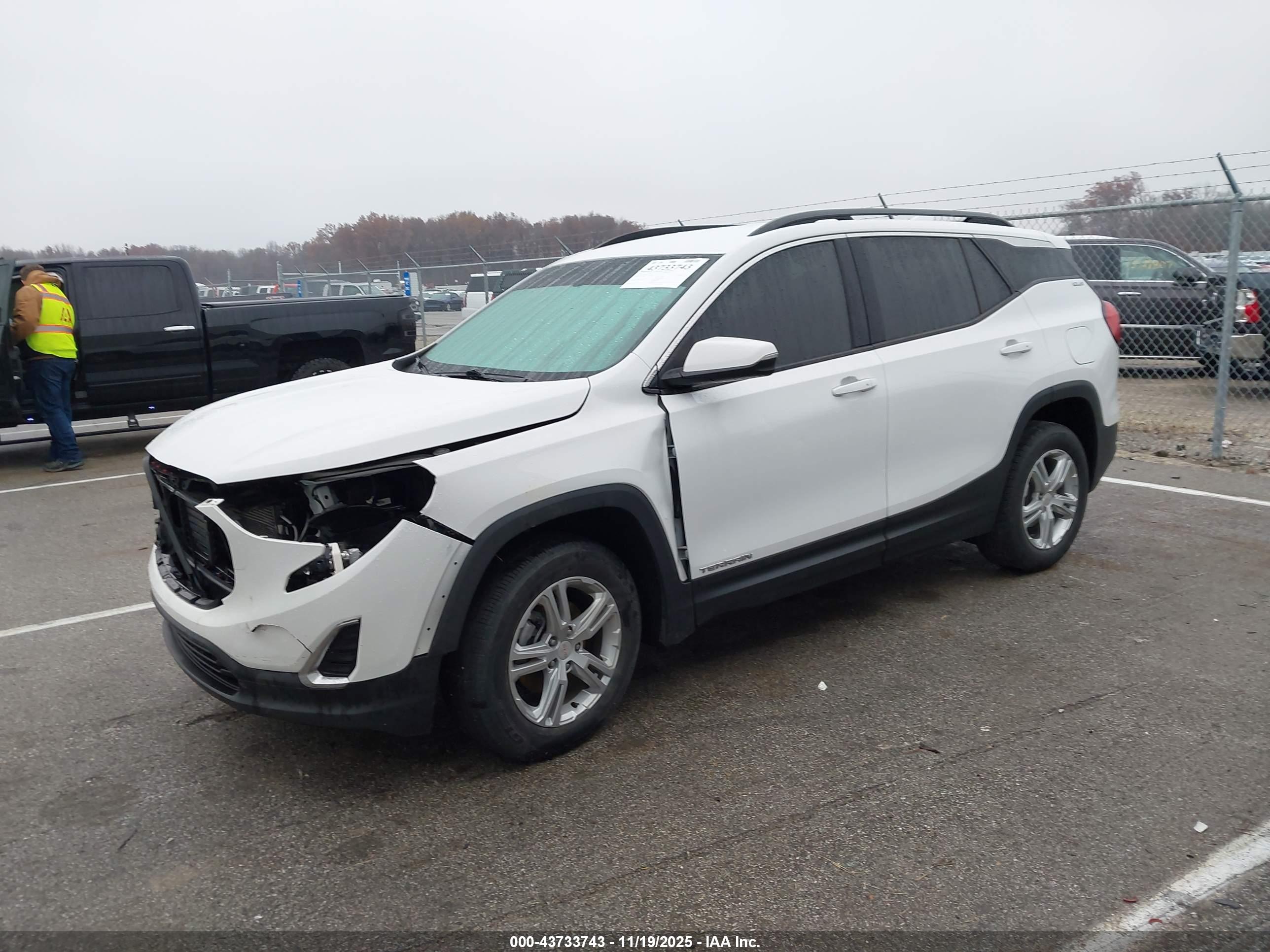 GMC TERRAIN image 2