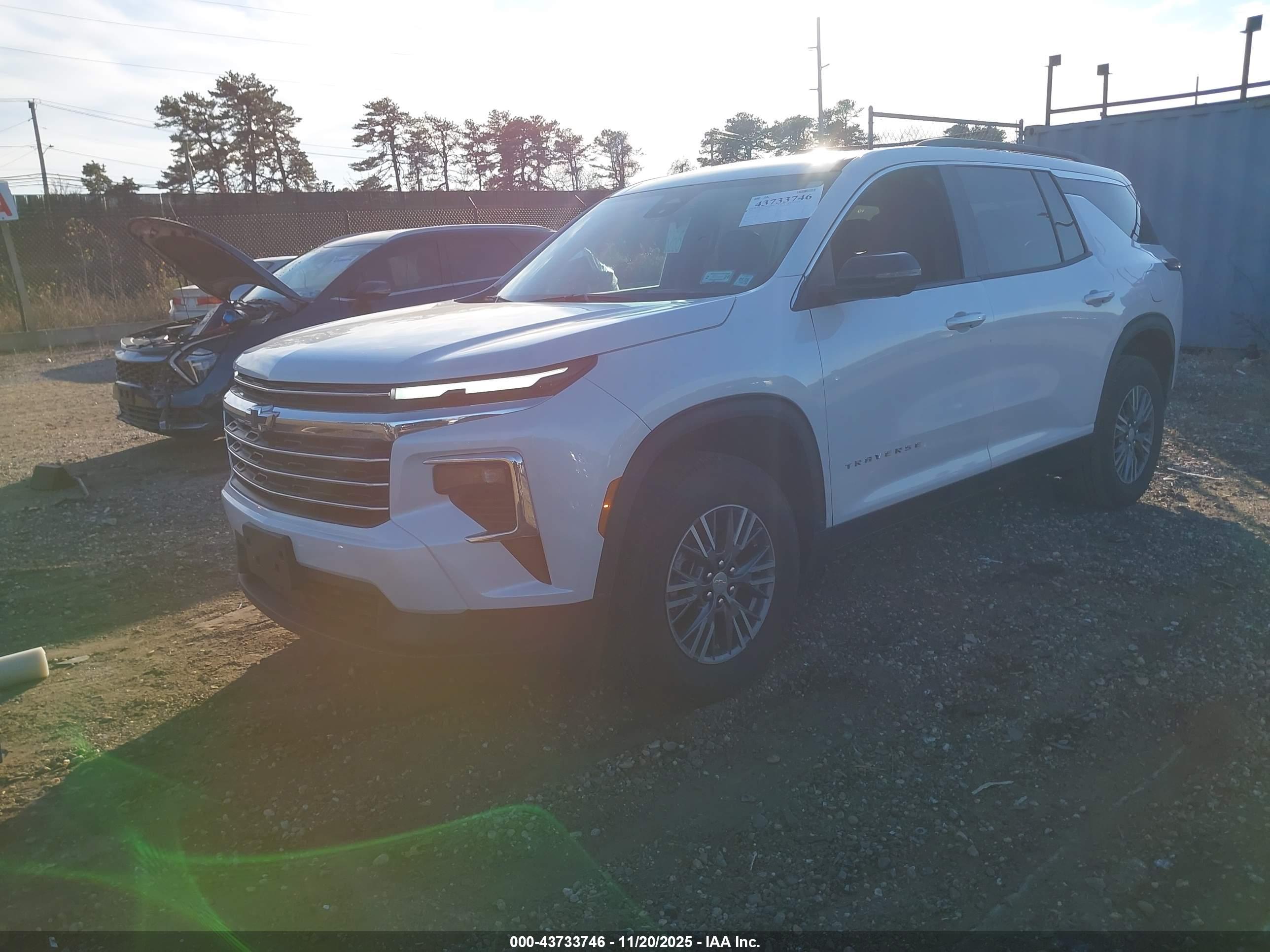 CHEVROLET TRAVERSE image 2