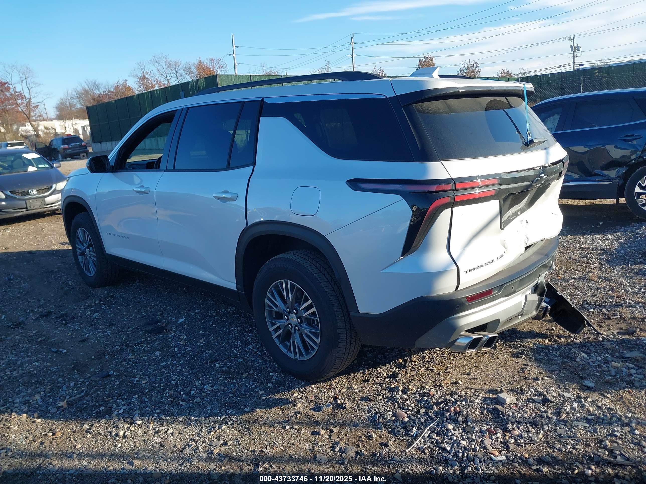 CHEVROLET TRAVERSE image 3