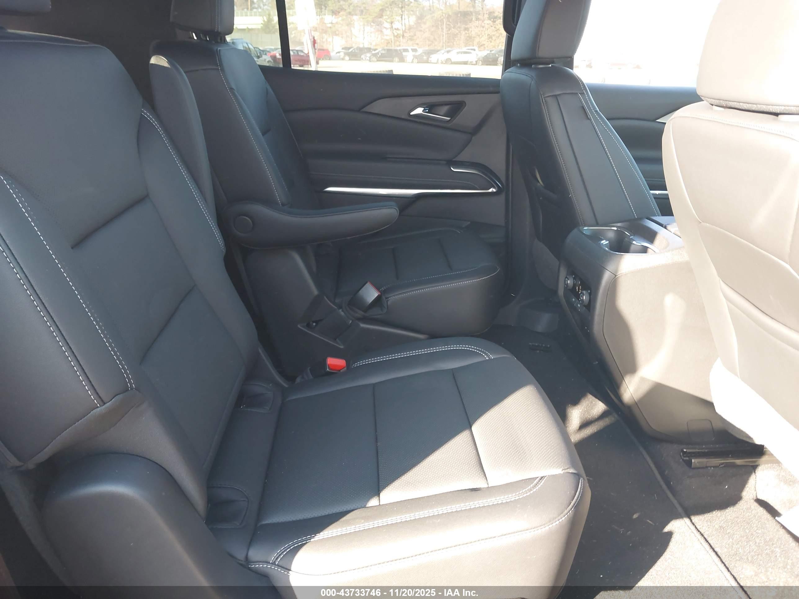 CHEVROLET TRAVERSE image 8