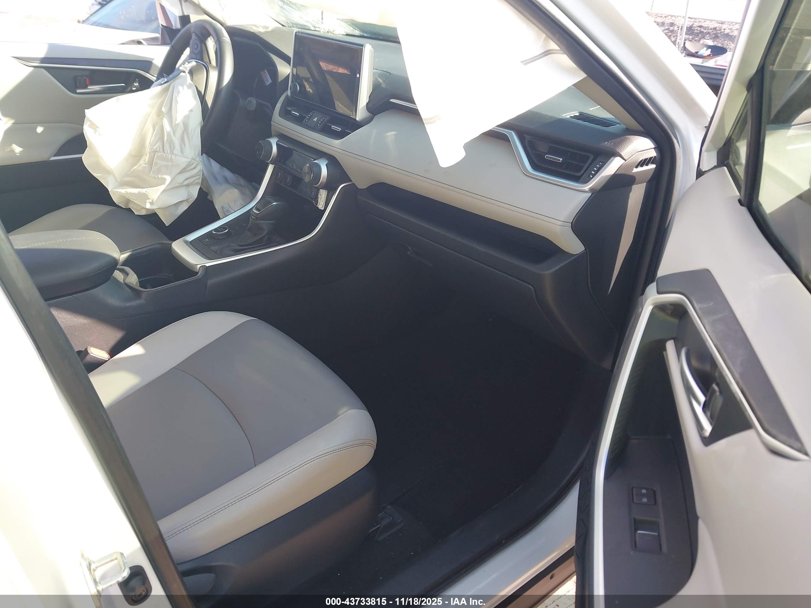 TOYOTA RAV4 image 5