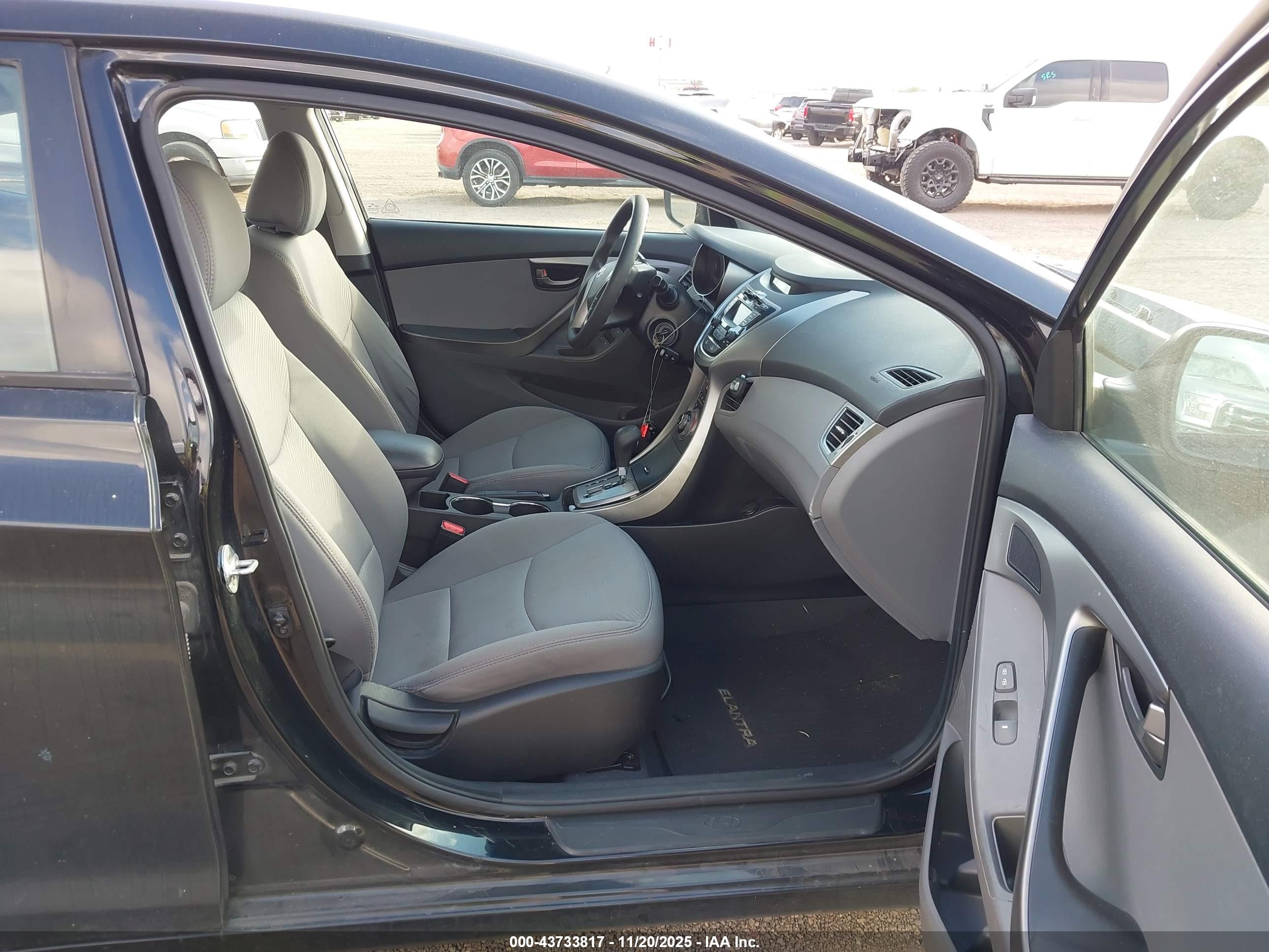 HYUNDAI ELANTRA image 5