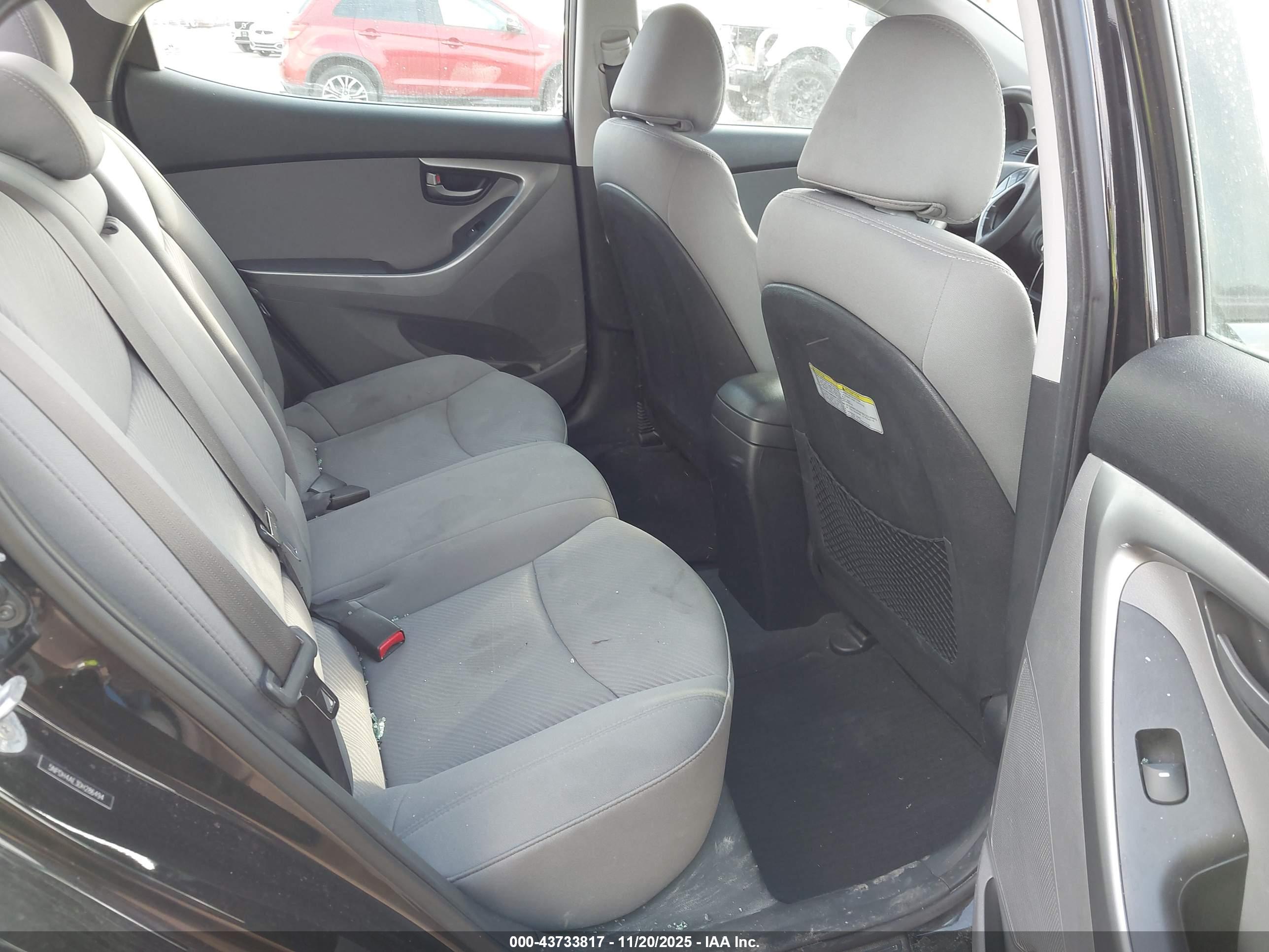 HYUNDAI ELANTRA image 8