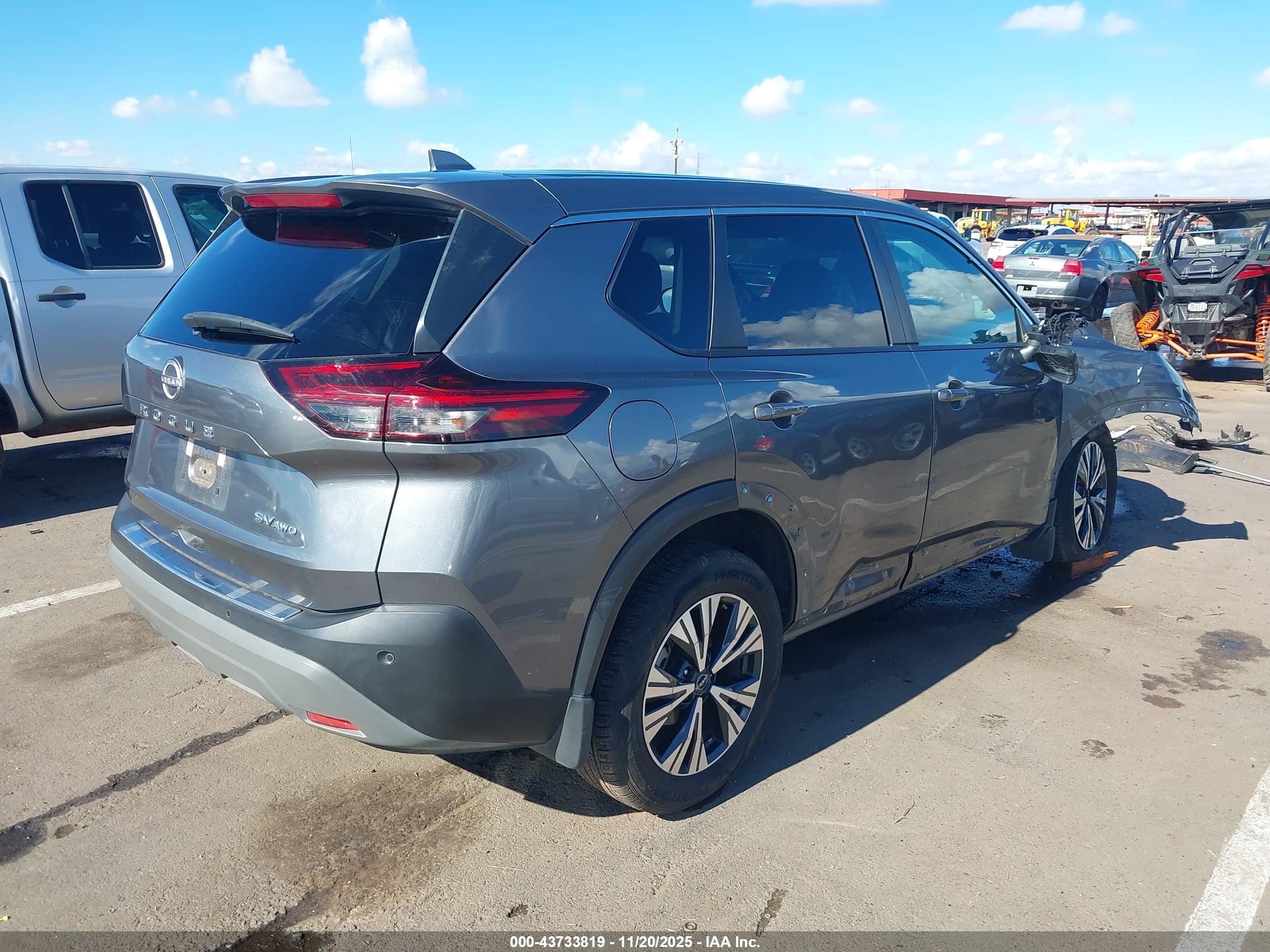 NISSAN ROGUE image 4