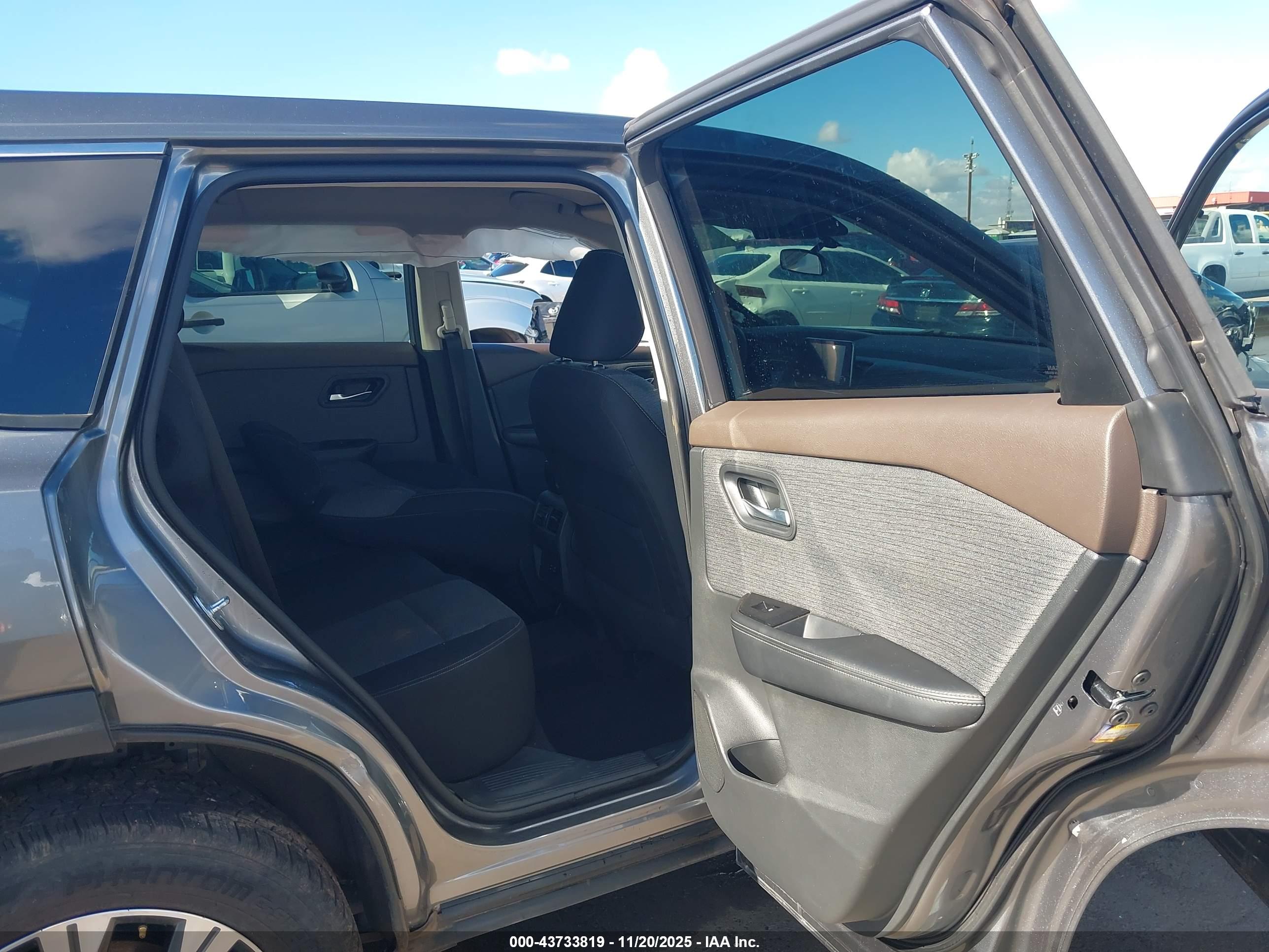 NISSAN ROGUE image 8