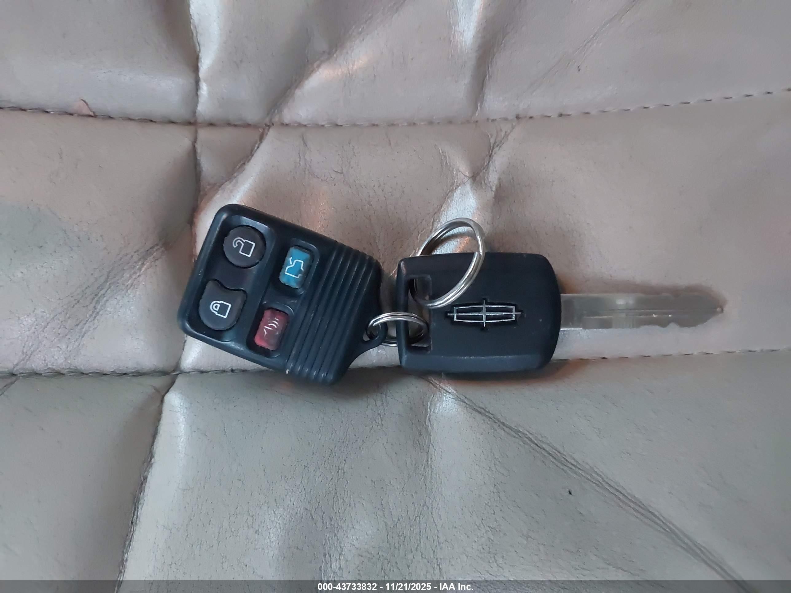 LINCOLN TOWN image 11