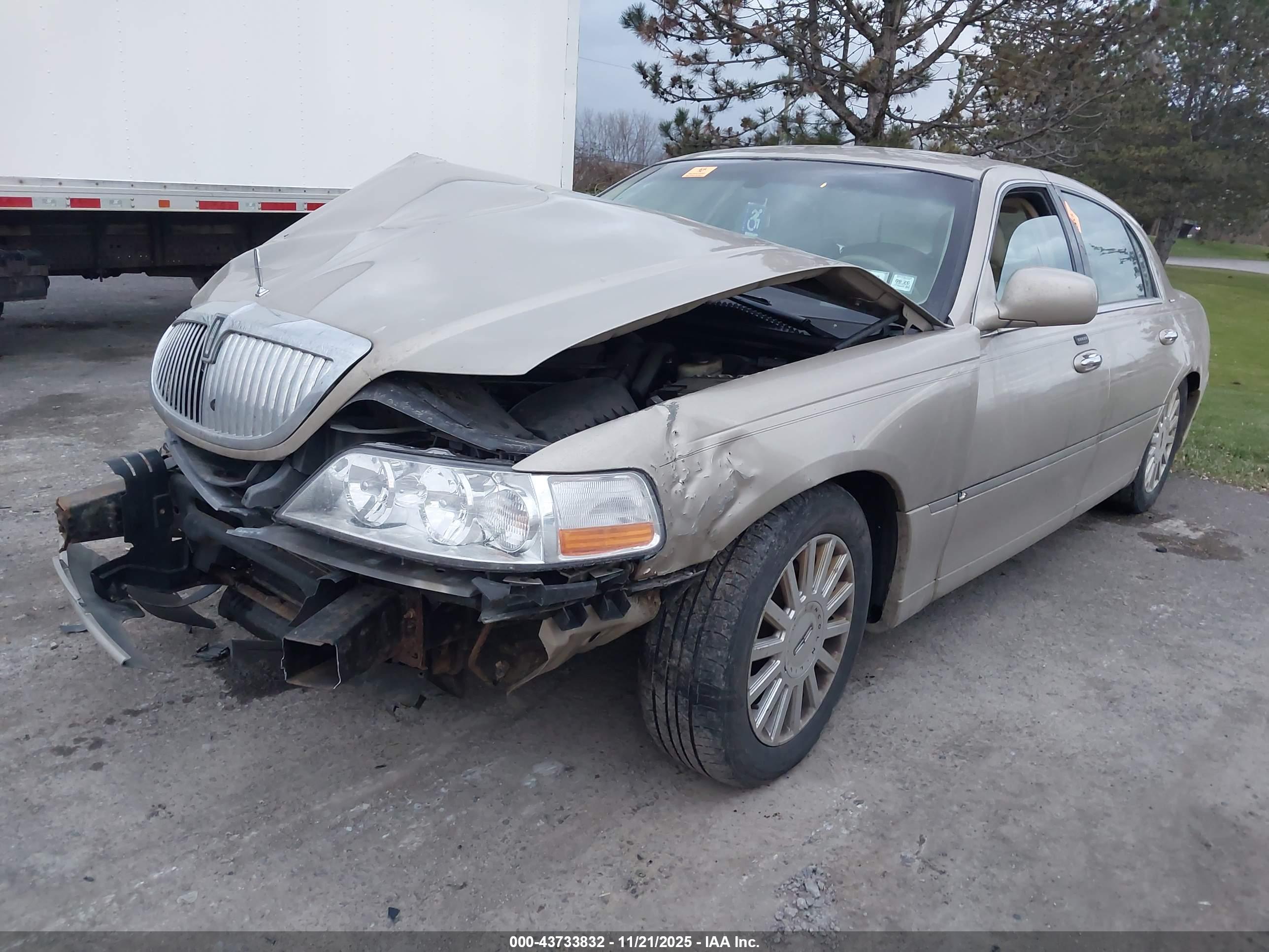 LINCOLN TOWN image 2