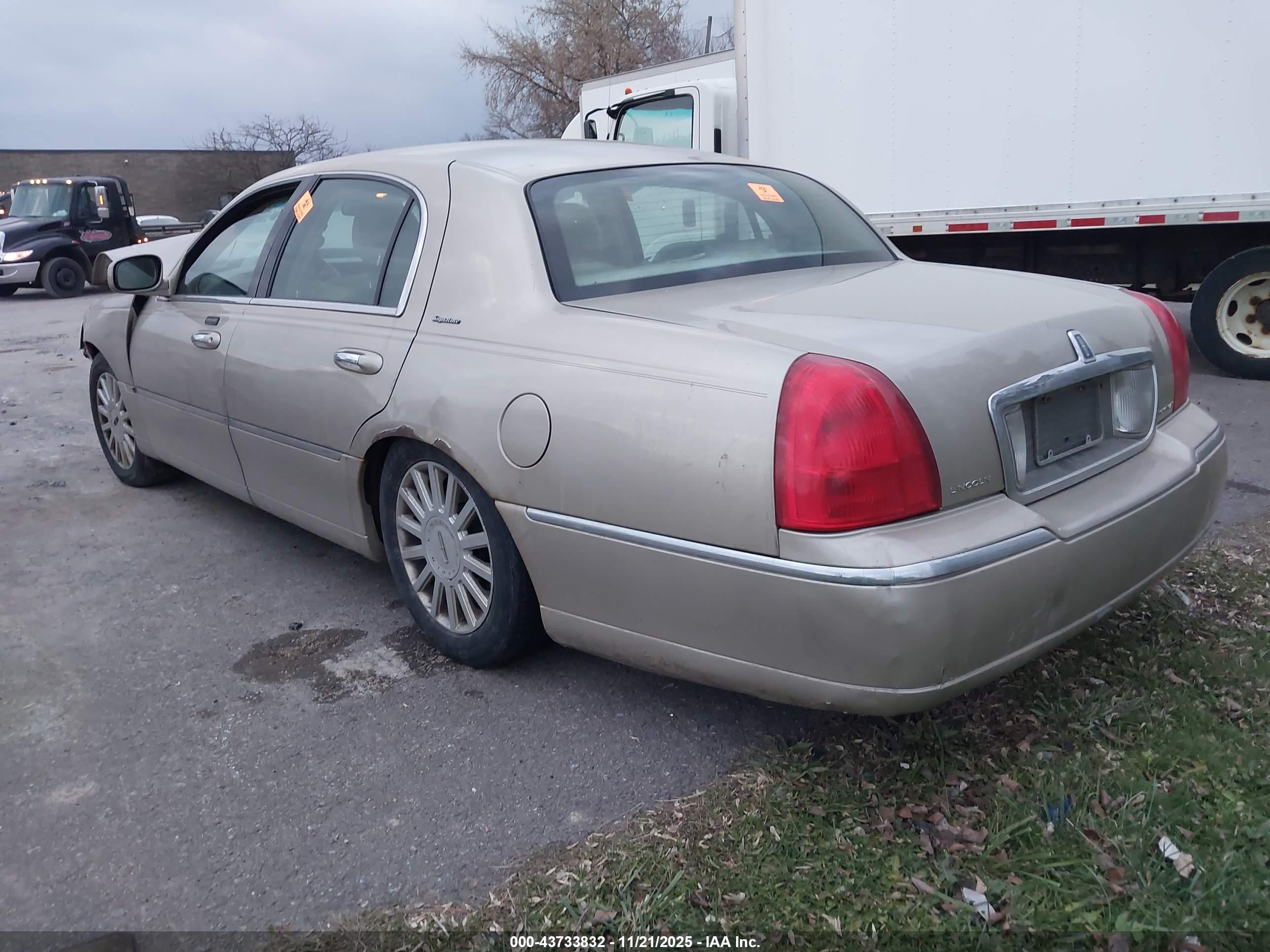 LINCOLN TOWN image 3