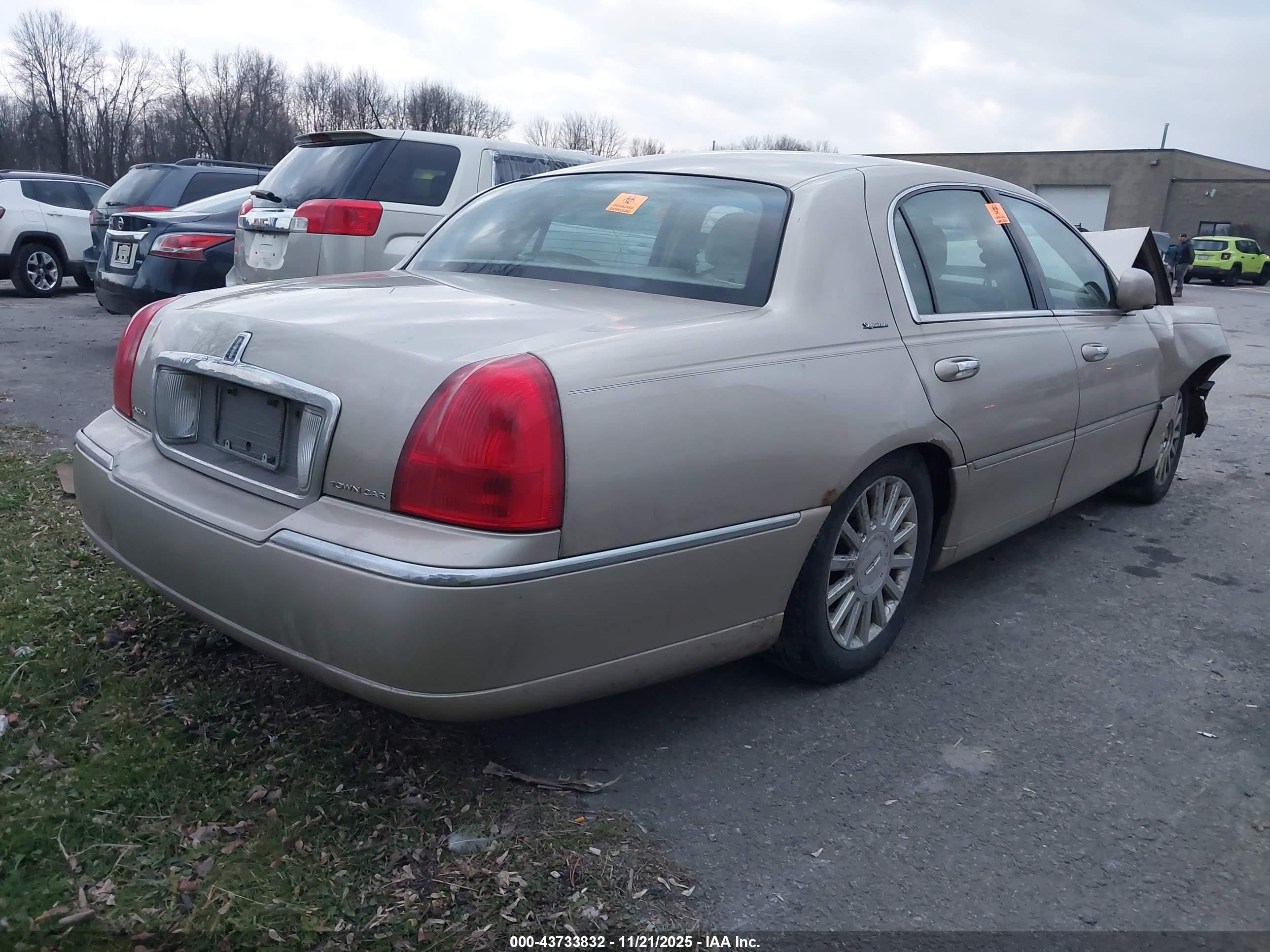LINCOLN TOWN image 4