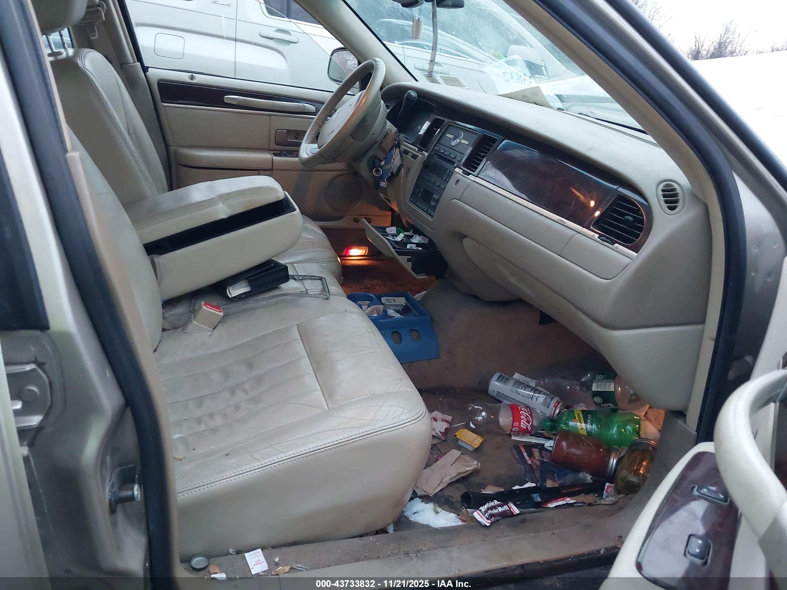 LINCOLN TOWN image 5
