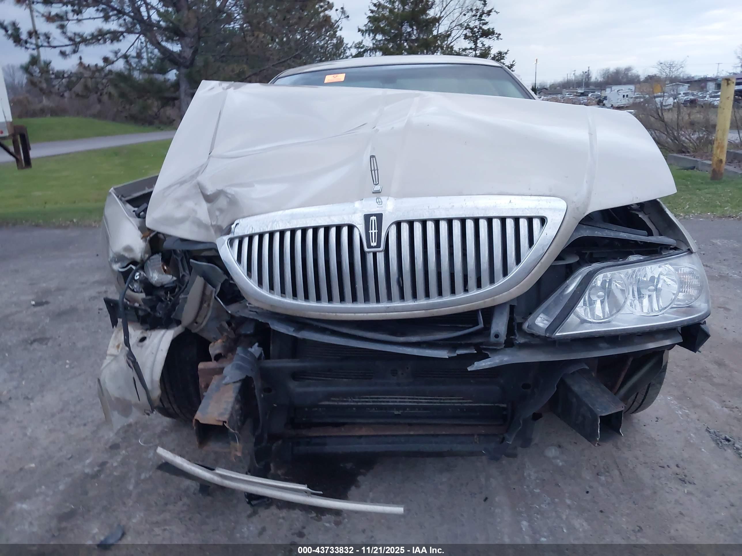 LINCOLN TOWN image 6