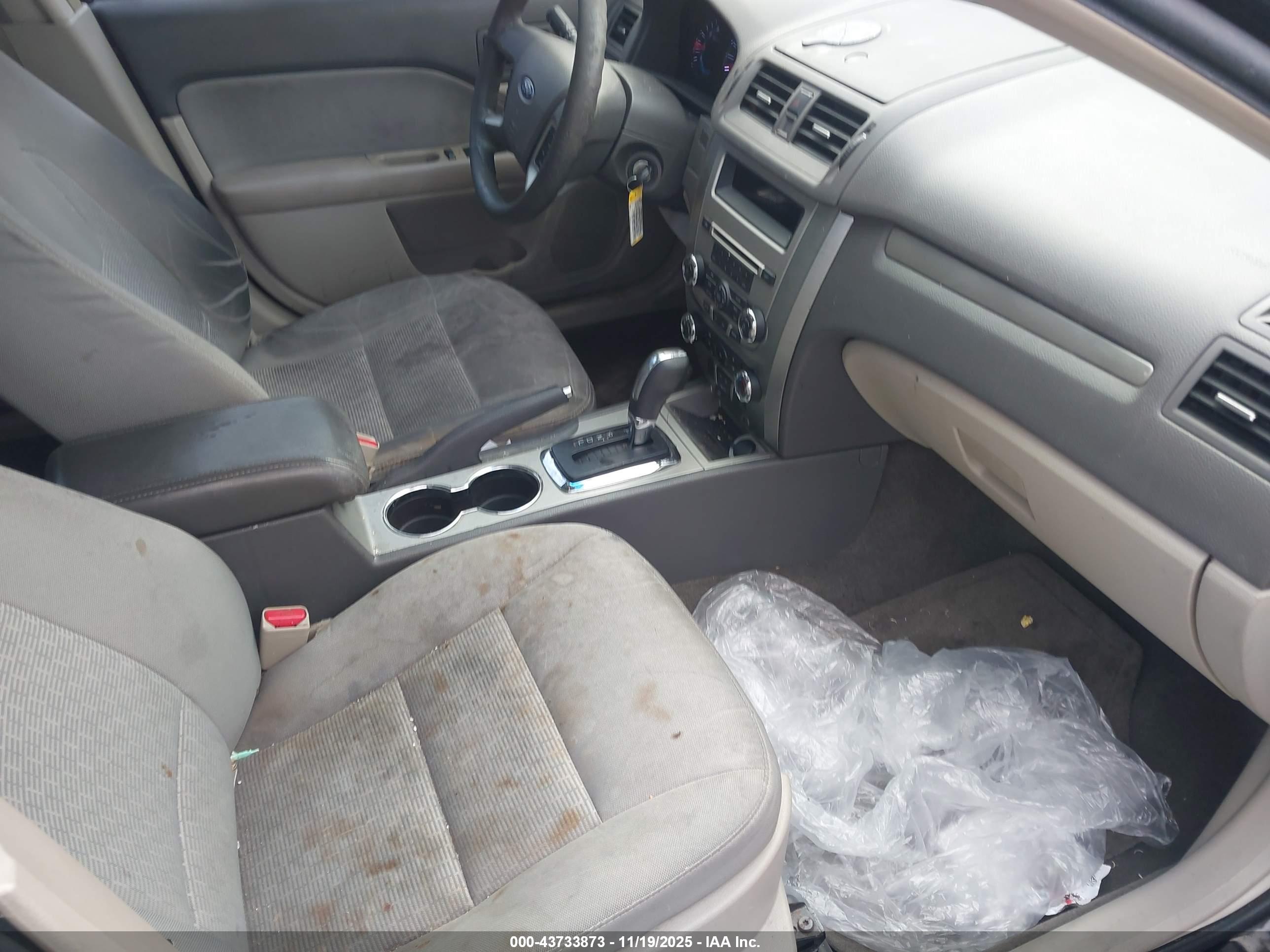 FORD FUSION image 5