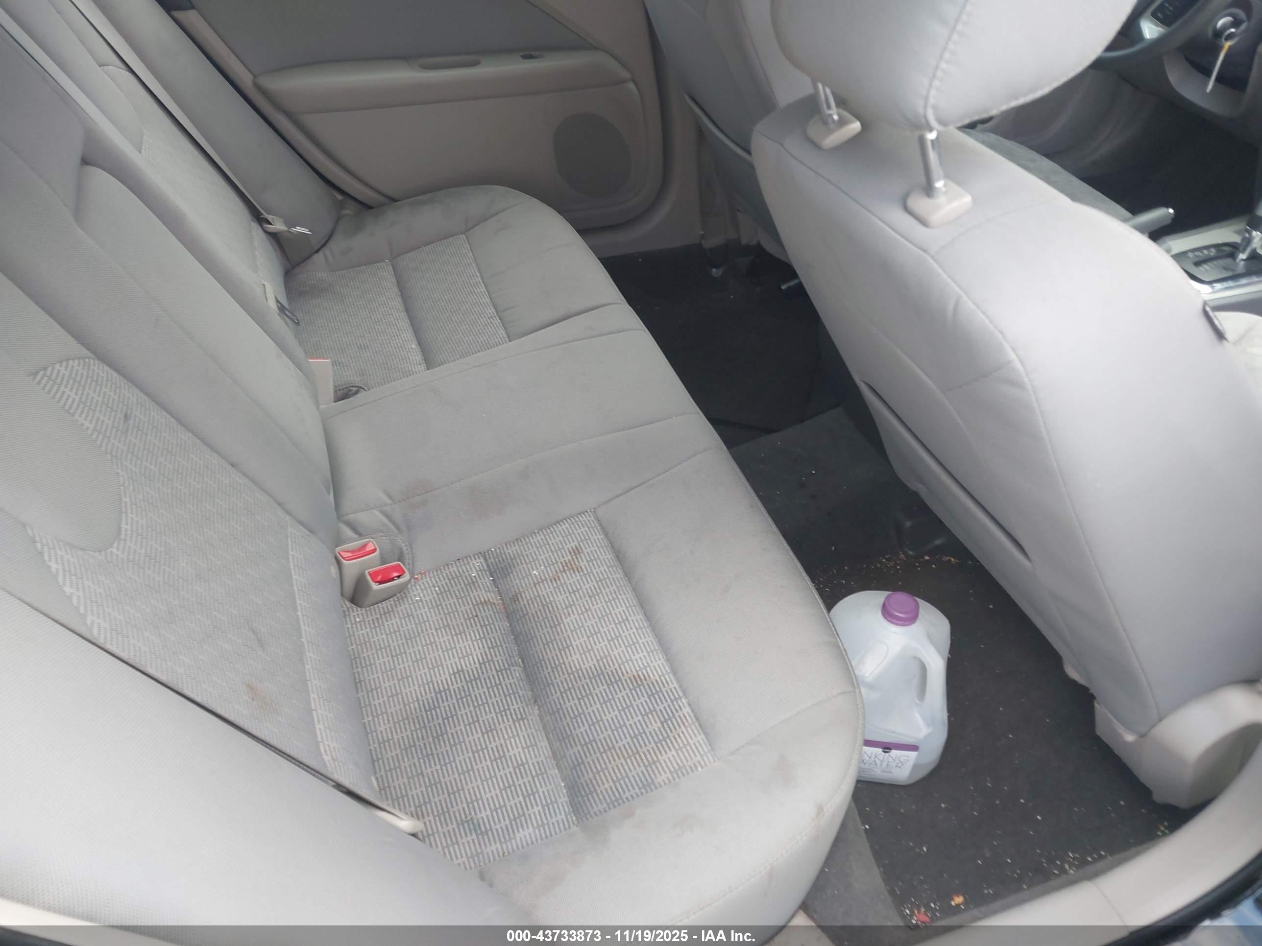 FORD FUSION image 8