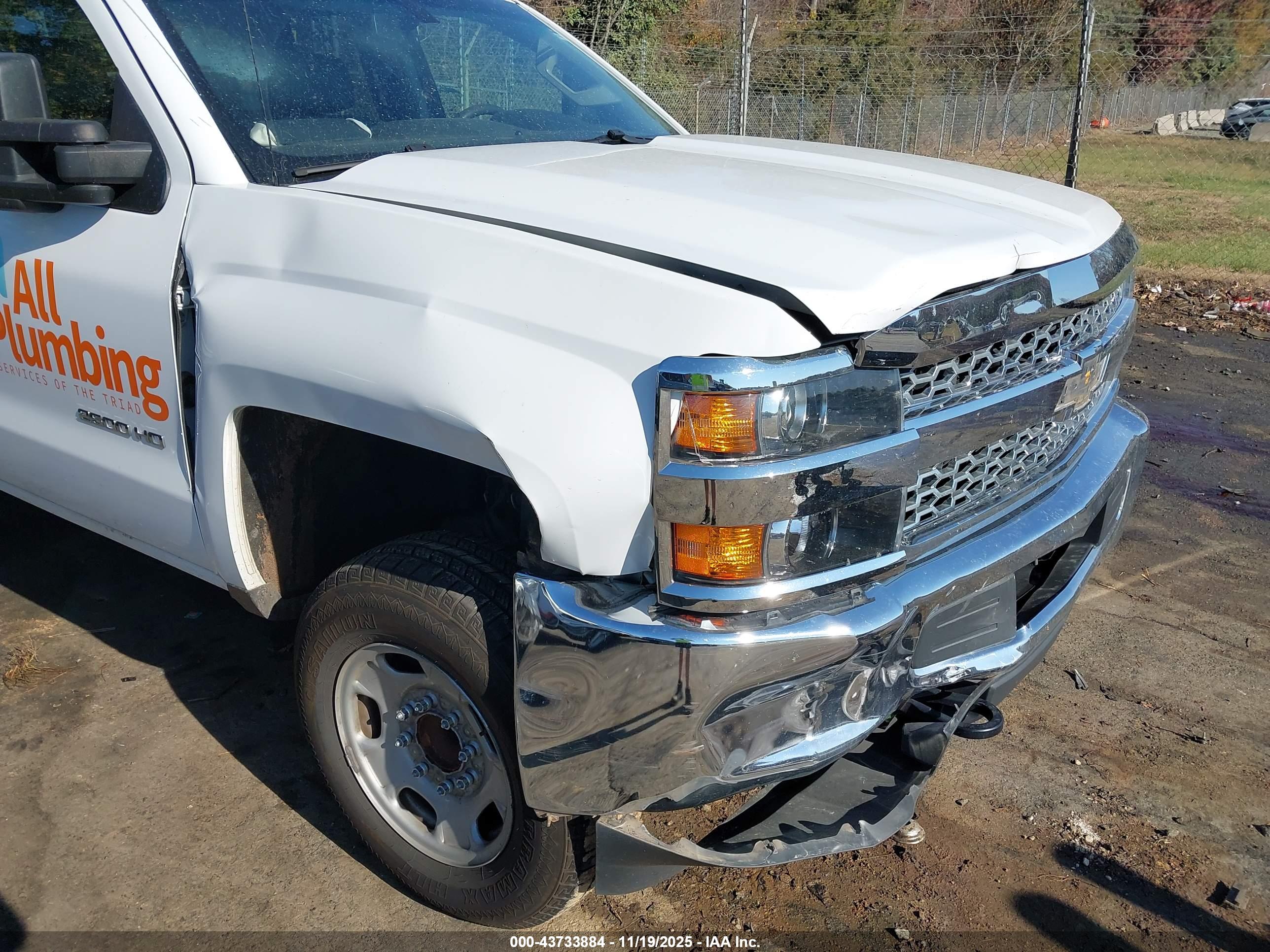 CHEVROLET SILVERADO image 6