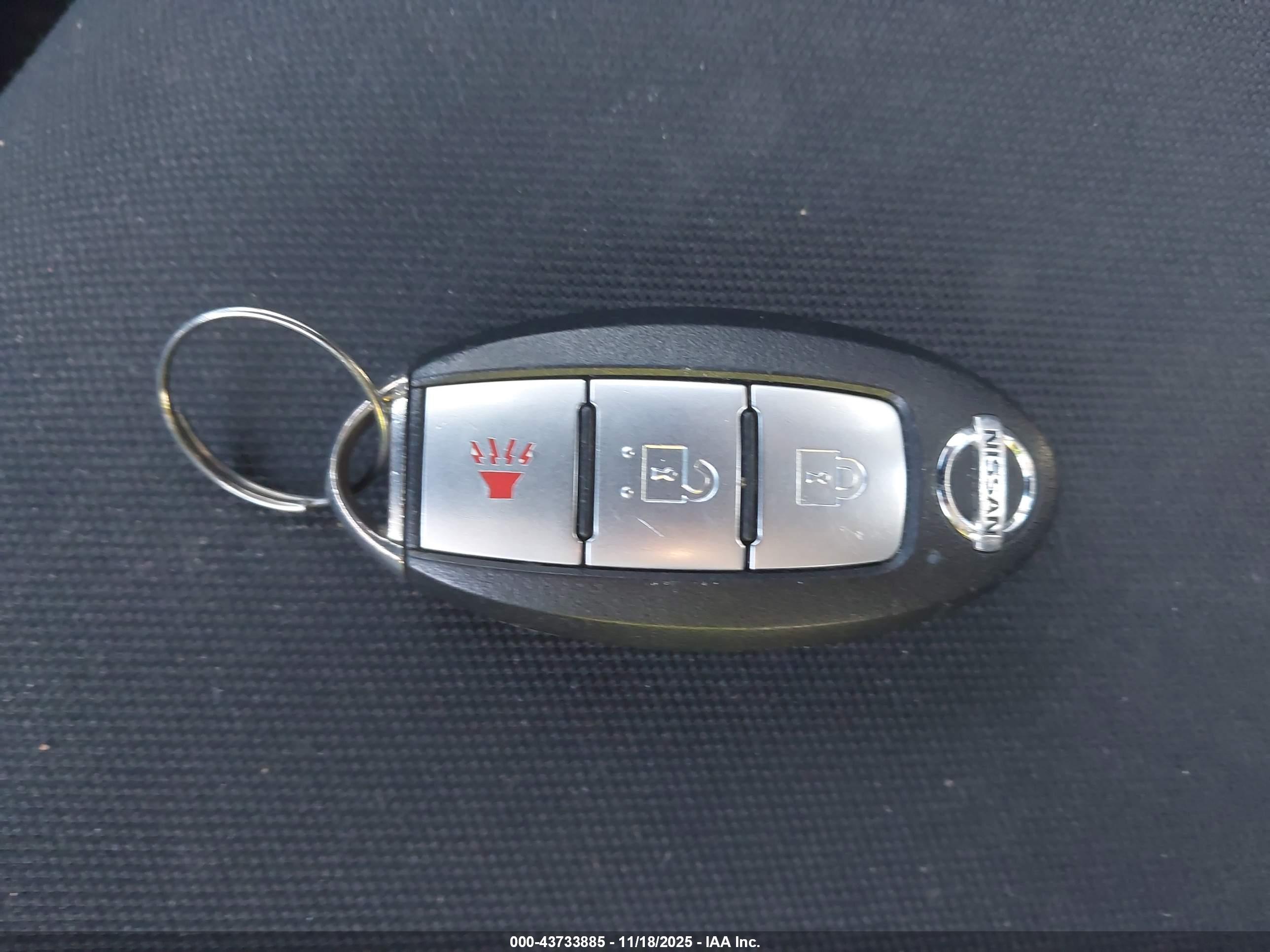 NISSAN VERSA image 11