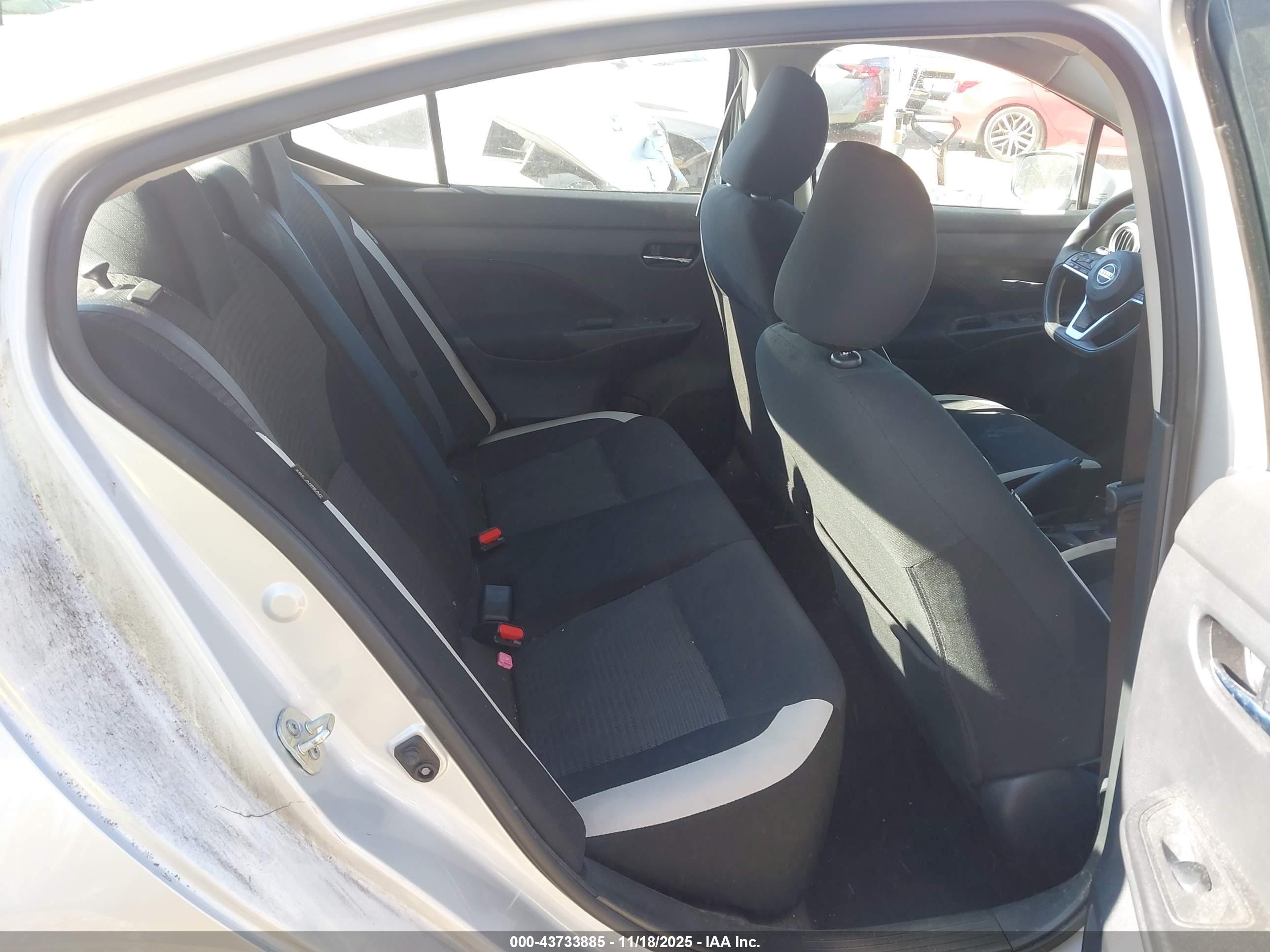 NISSAN VERSA image 8