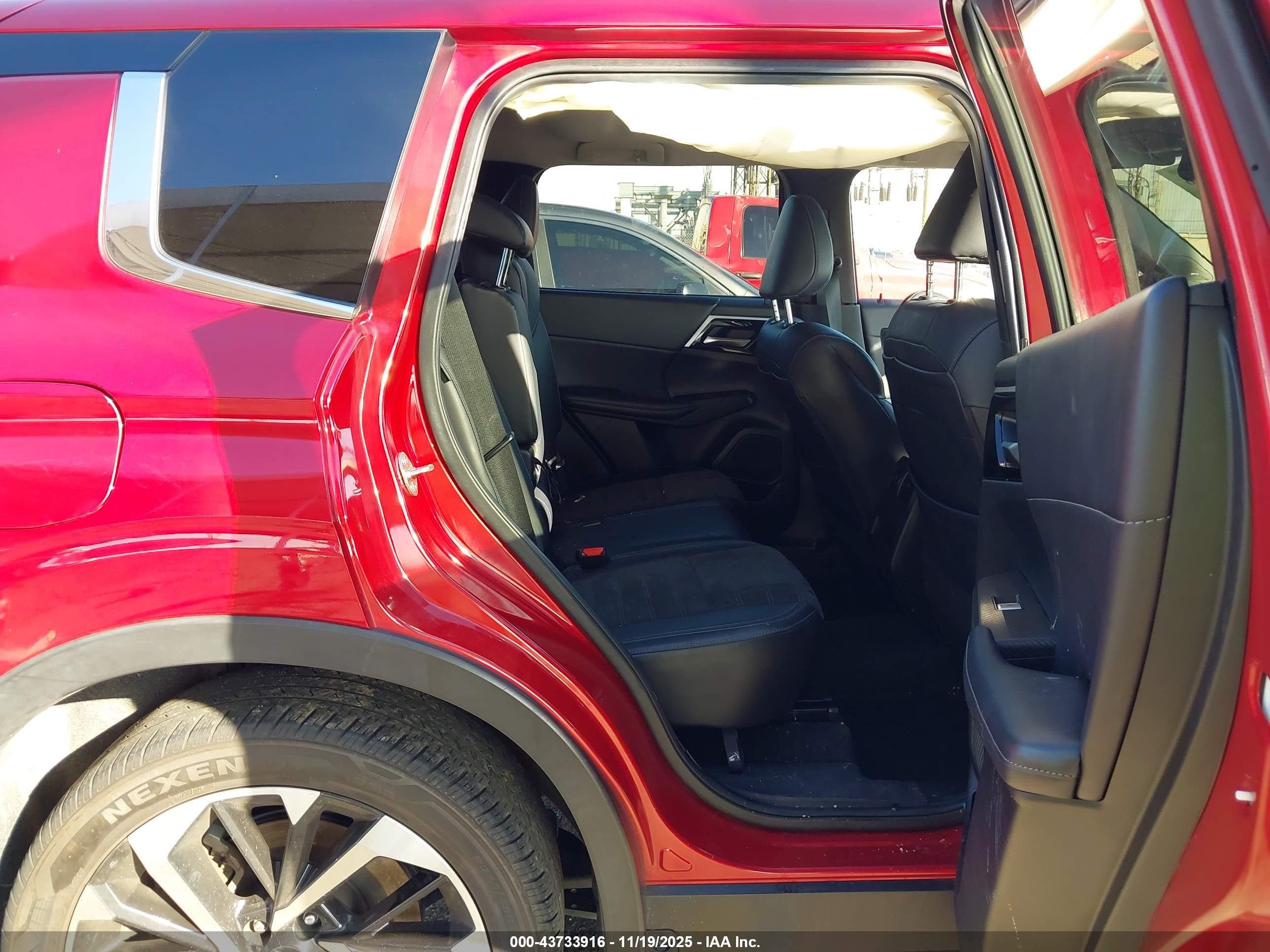 MITSUBISHI OUTLANDER image 8