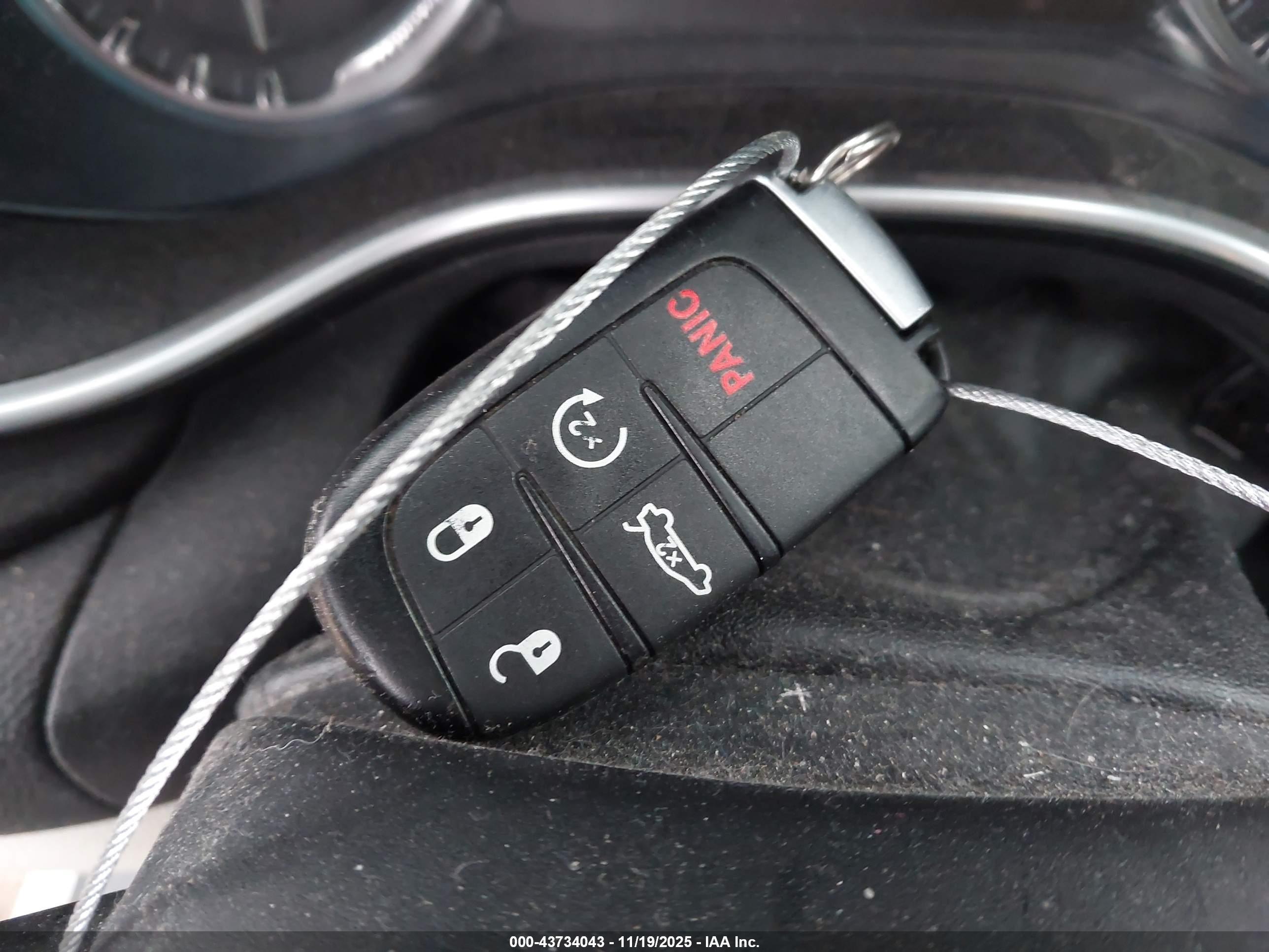 CHRYSLER 200 image 11