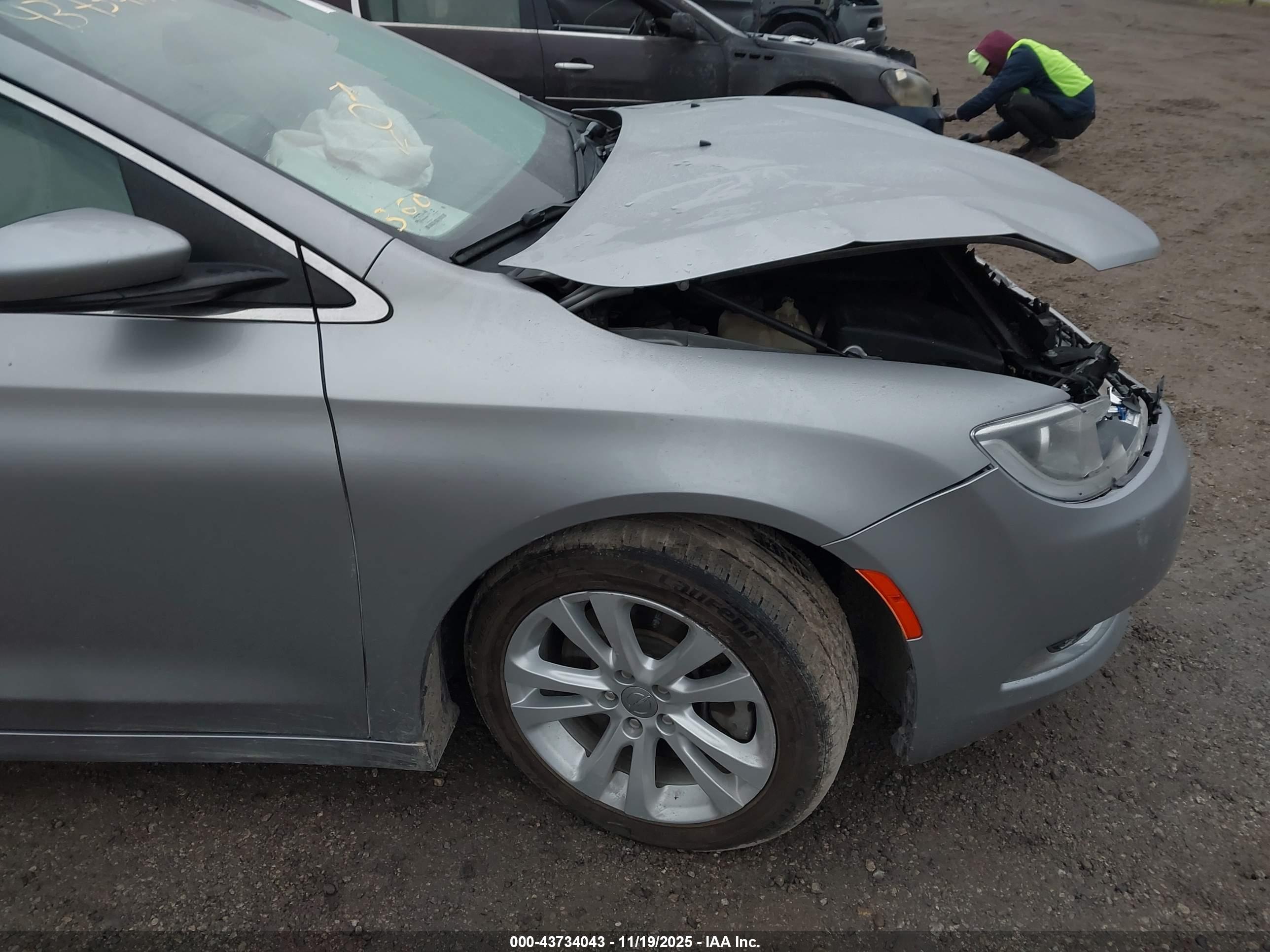 CHRYSLER 200 image 6
