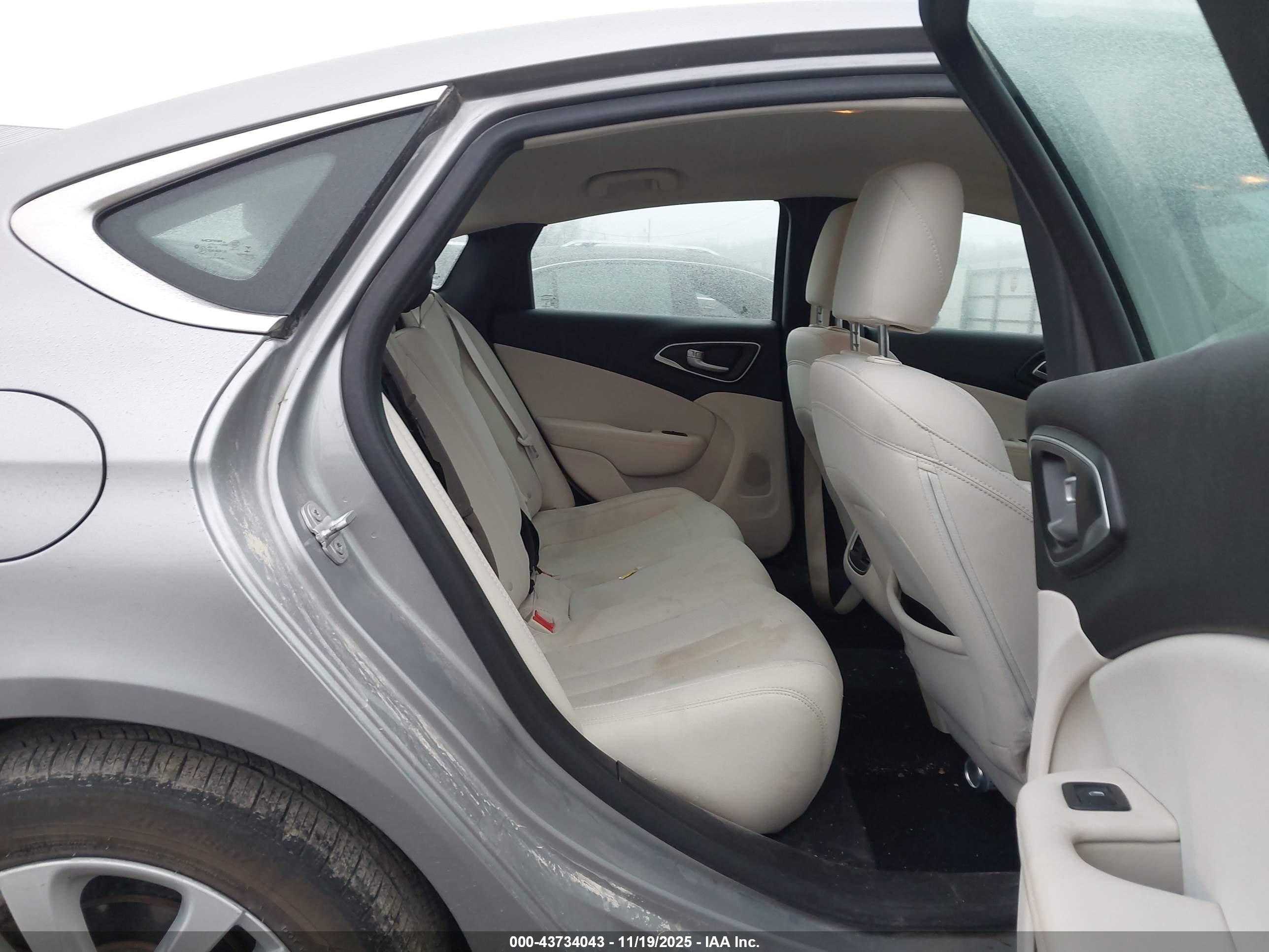 CHRYSLER 200 image 8