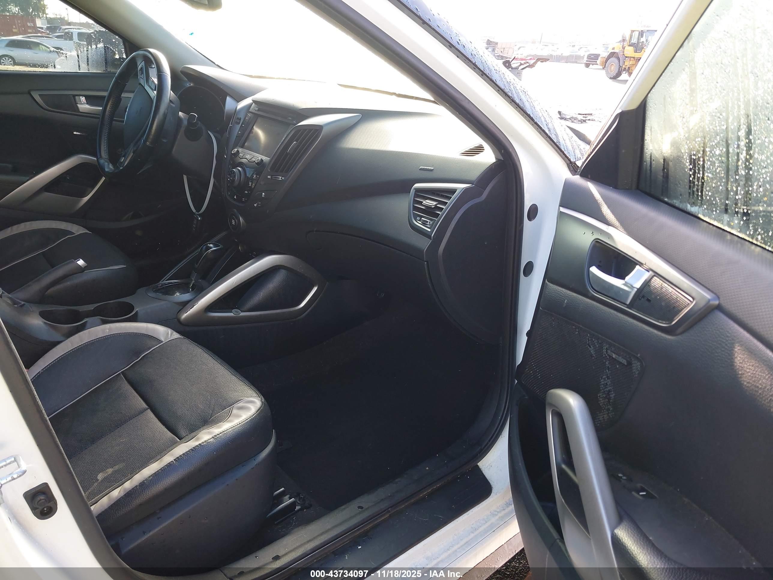 HYUNDAI VELOSTER image 5