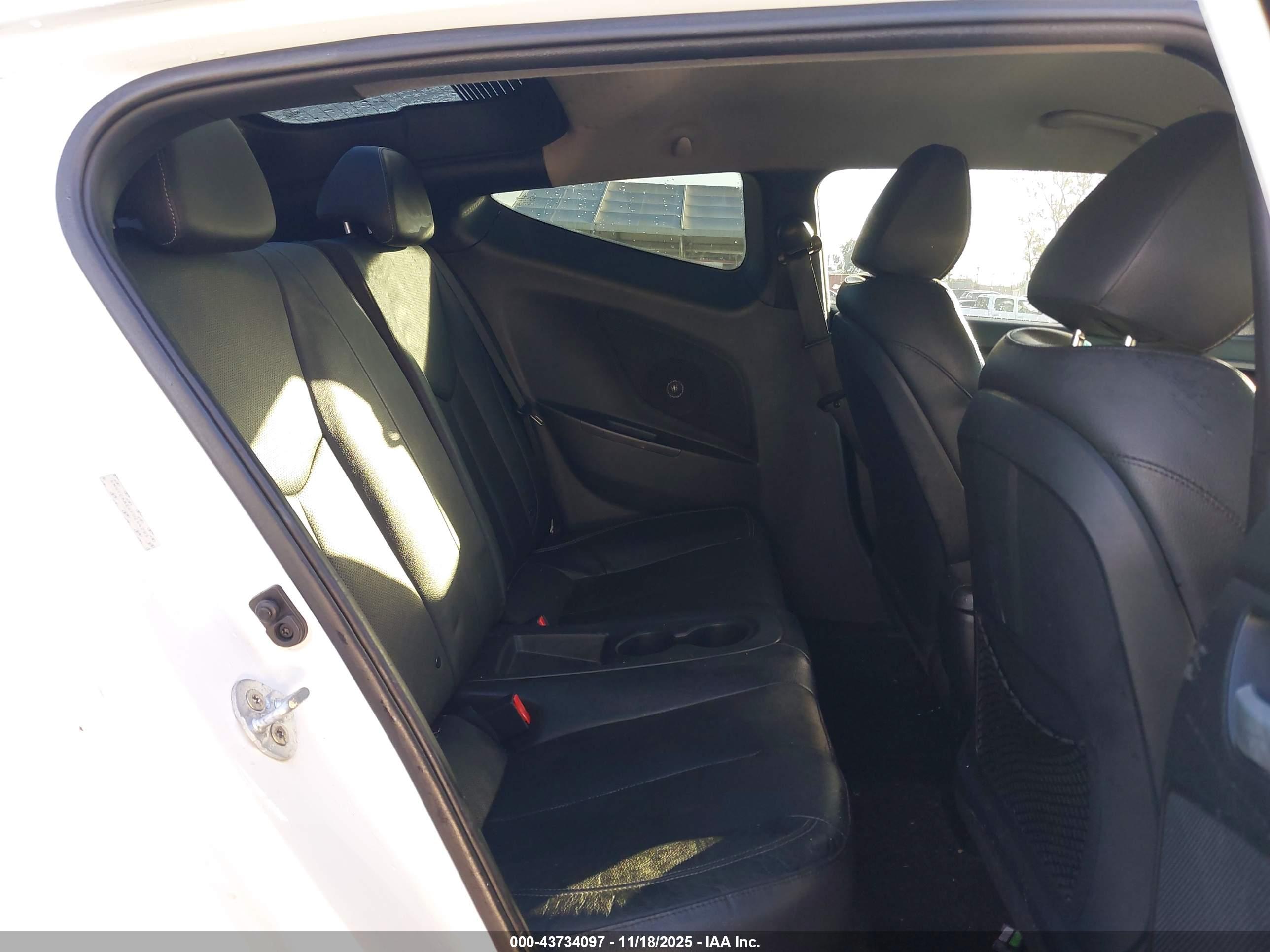 HYUNDAI VELOSTER image 8